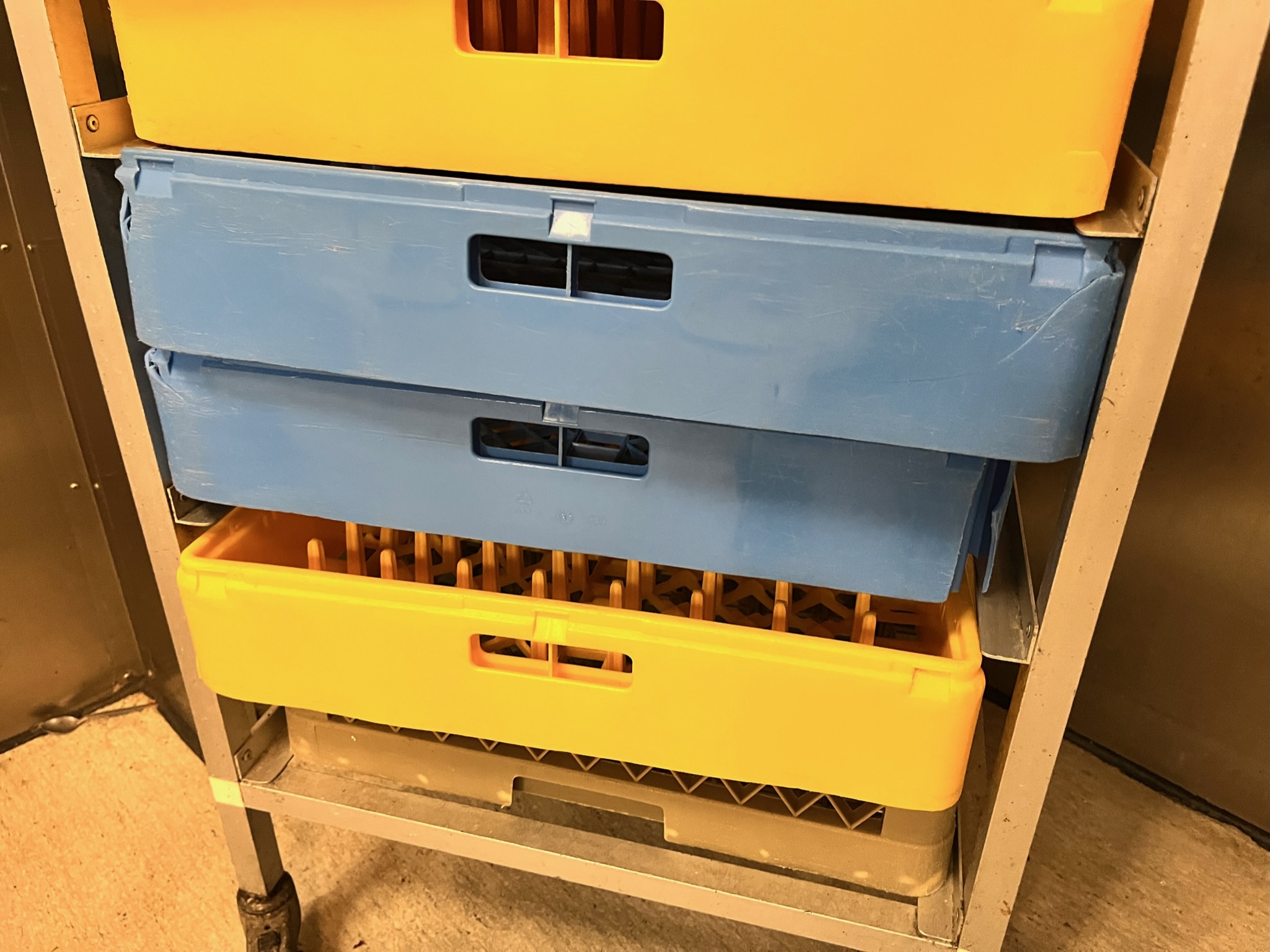 SELT / SOLD Uppþvottagrind á hjólum 3
