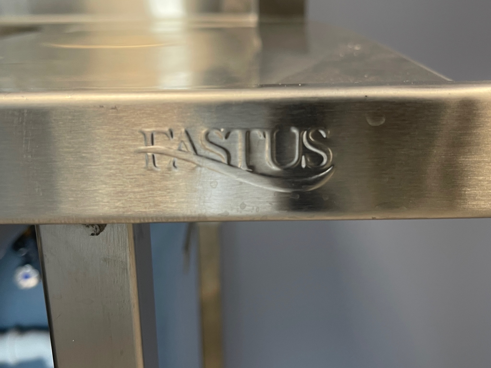 SELT / SOLD Fastus ryðfrítt stálborð með vaski, kant og blöndunartæki, 7