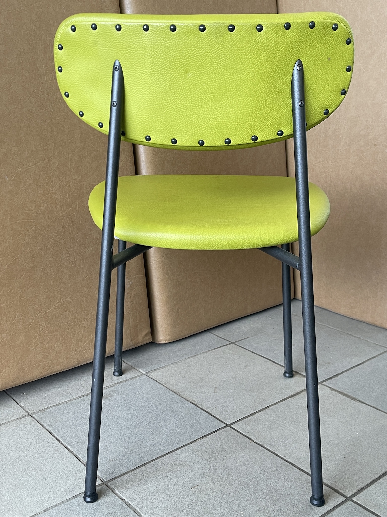 SELT / SOLD Almar stólar frá Sólóhúsgögn staflanlegir grænn 9