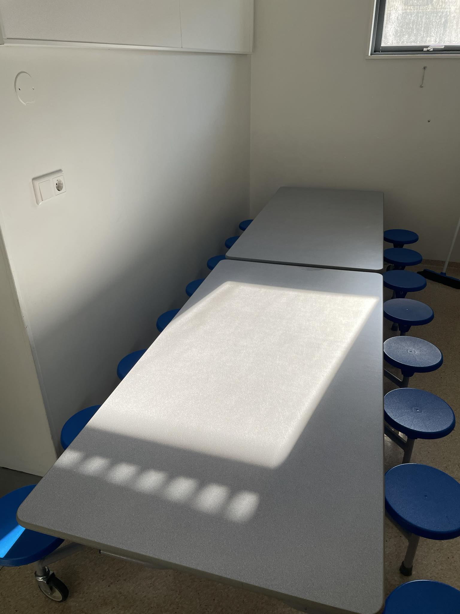 SELT / SOLD Skólamötuneytisborð, blátt, 16 sæti 2