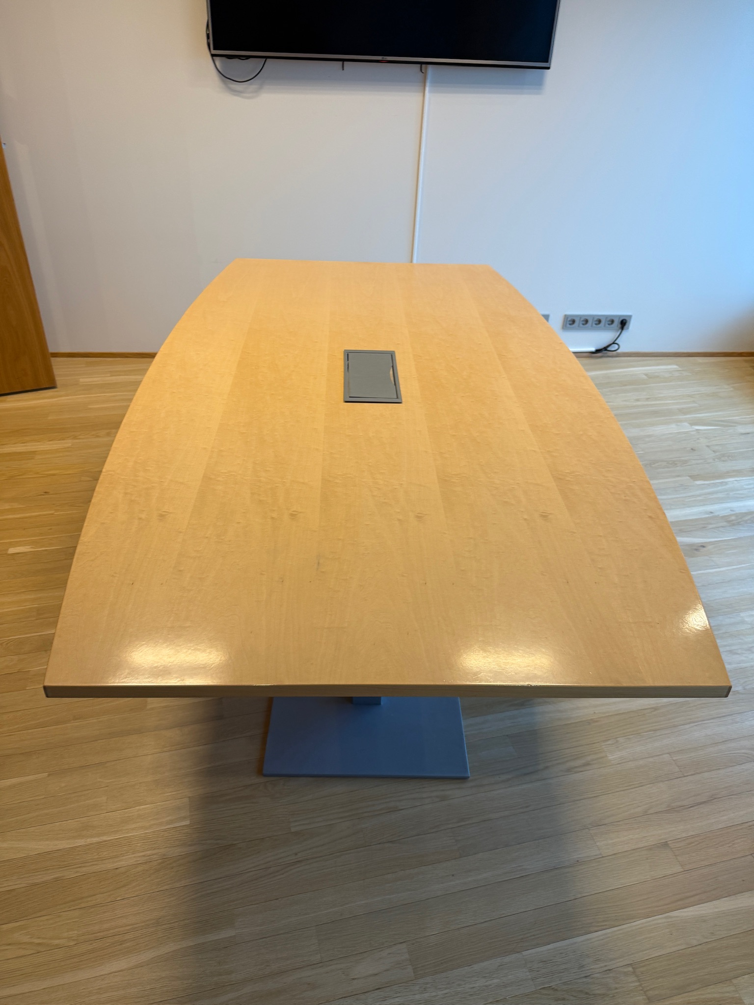 SELT / SOLD Fundarborð með innbyggðu fjöltengi, 6-8 manna, L220xB120sm. 2