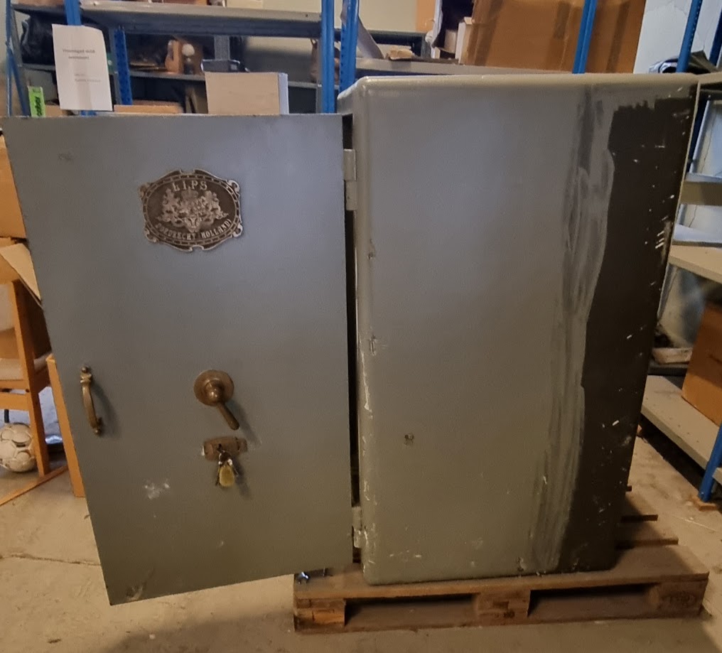 SELT / SOLD - Flottur retro verðmætaskápur - peningaskápur - byssuskápur 130 sm. 3