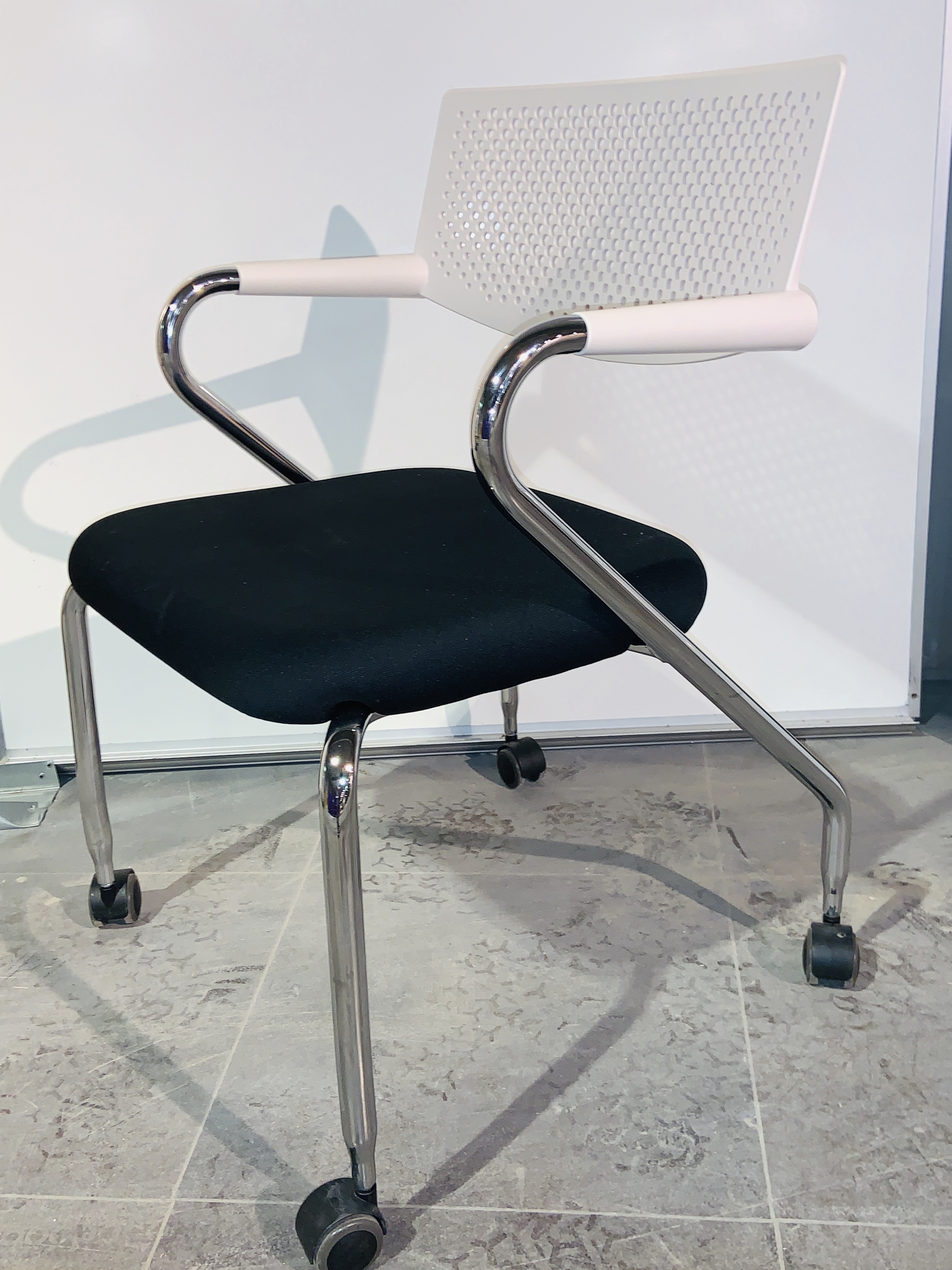 Selt-Flottir Visaroll 2 - Vitra fundarstólar svart/gr/króm á hjólum