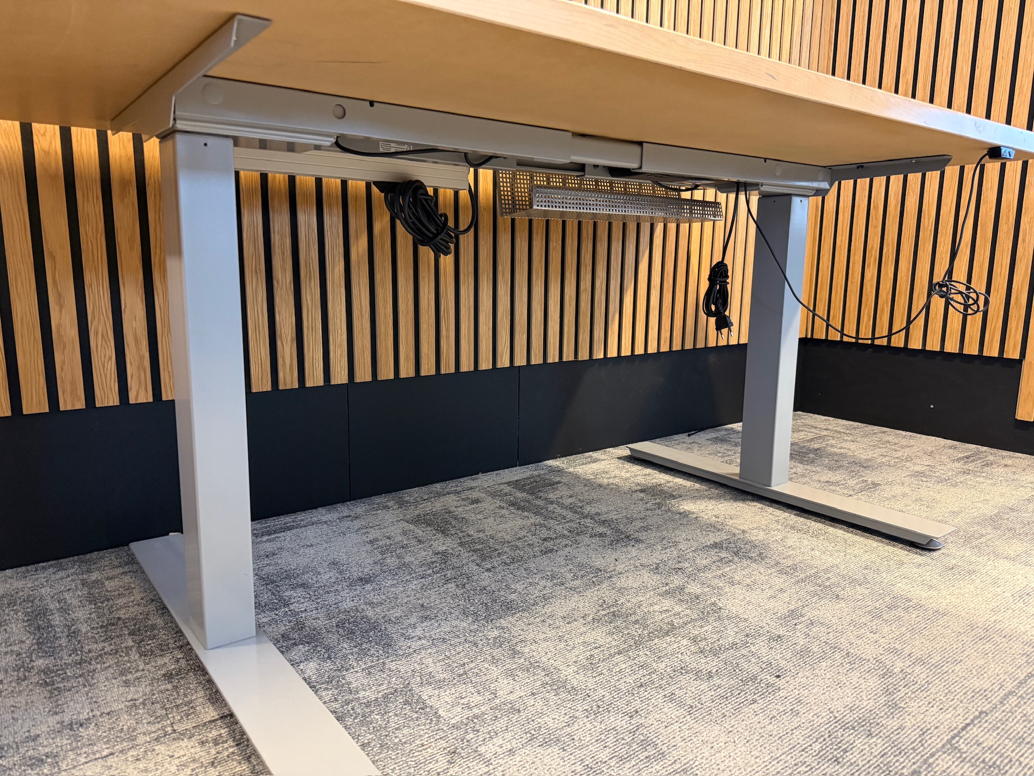 Cube Design rafmagnsborð frá A4 m.kaplarennu og fjöltengi, B150xD80sm. (114 stk) 3
