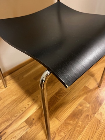 SELT / SOLD Viðarstólar, svartir, staflanlegir 5