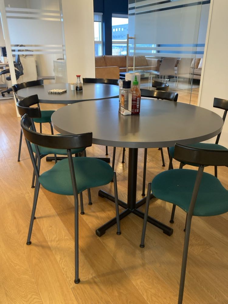SELT / SOLD Hringborð - eldhúsborð - mötuneytisborð - kaffihúsaborð stólar