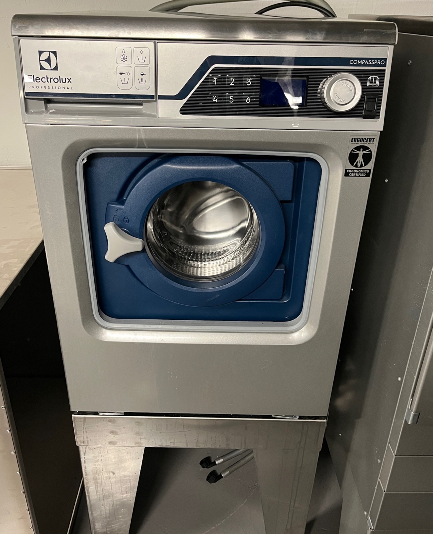 SELT / SOLD Electrolux WH6-6 iðnaðarþvottavél 6-14 kg.