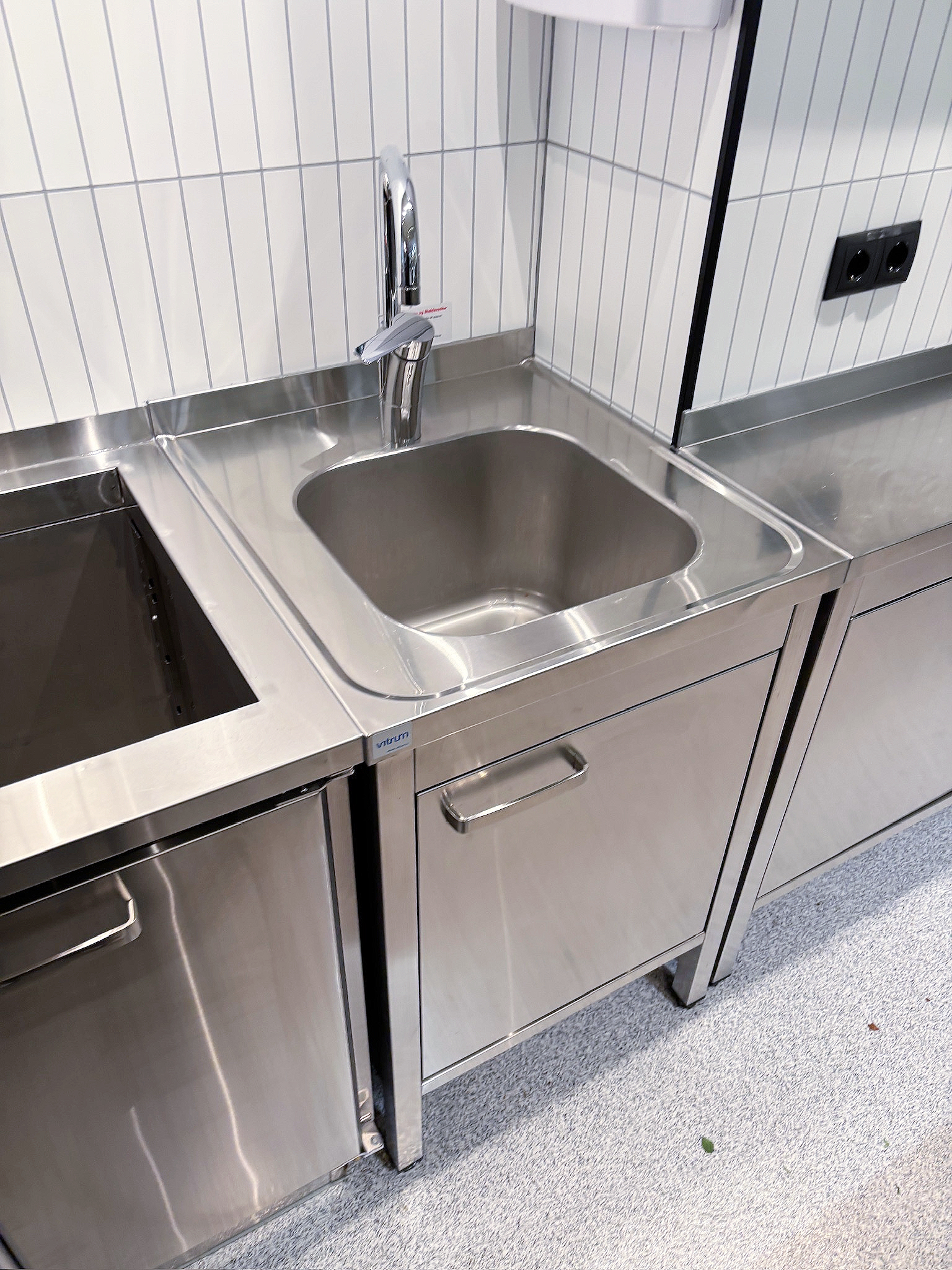 SELT / SOLD Stálvaskborð m.blöndunartæki, kanti og skáp B60xD65xH90