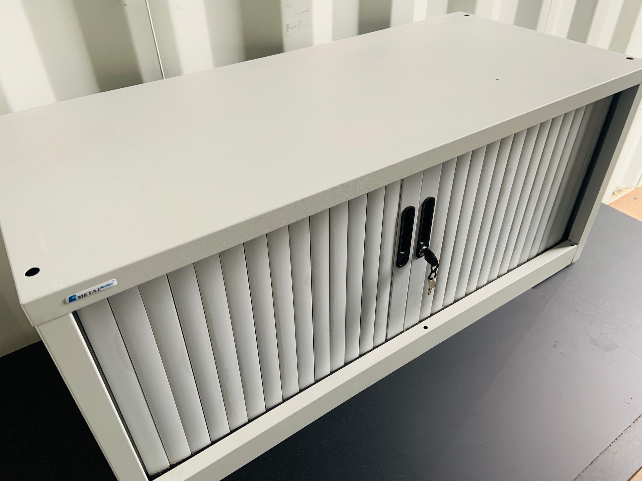 Selt/Endurnýtt-Metal design skápur m.læsingu 2