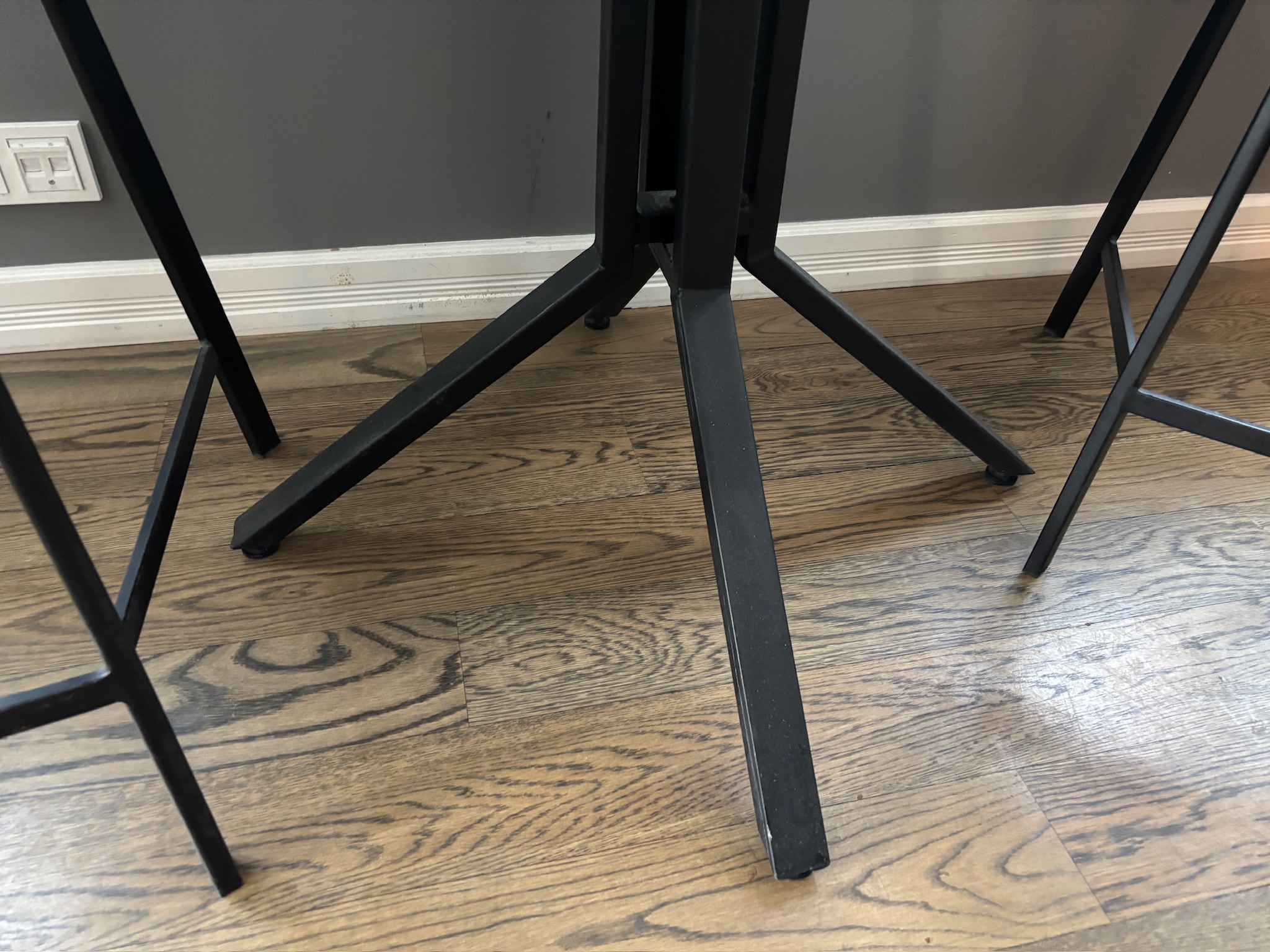 SELT / SOLD Hringborð / barborð svart Ø75xH92sm. 4