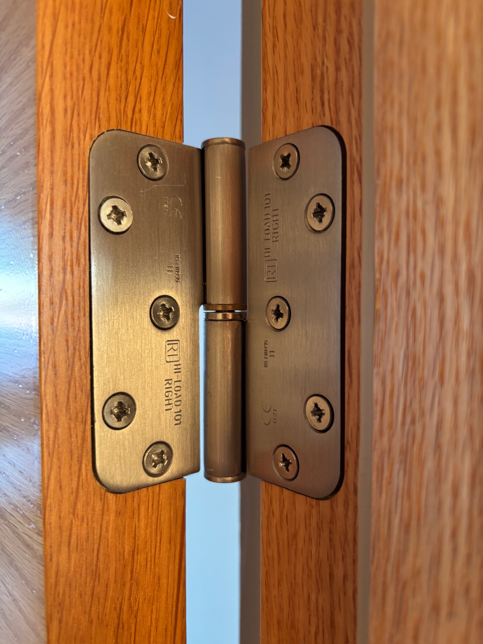 SELT / SOLD Yfirfelld, hljóðeinangrandi viðarhurð í ramma, H237xB96 sm 4