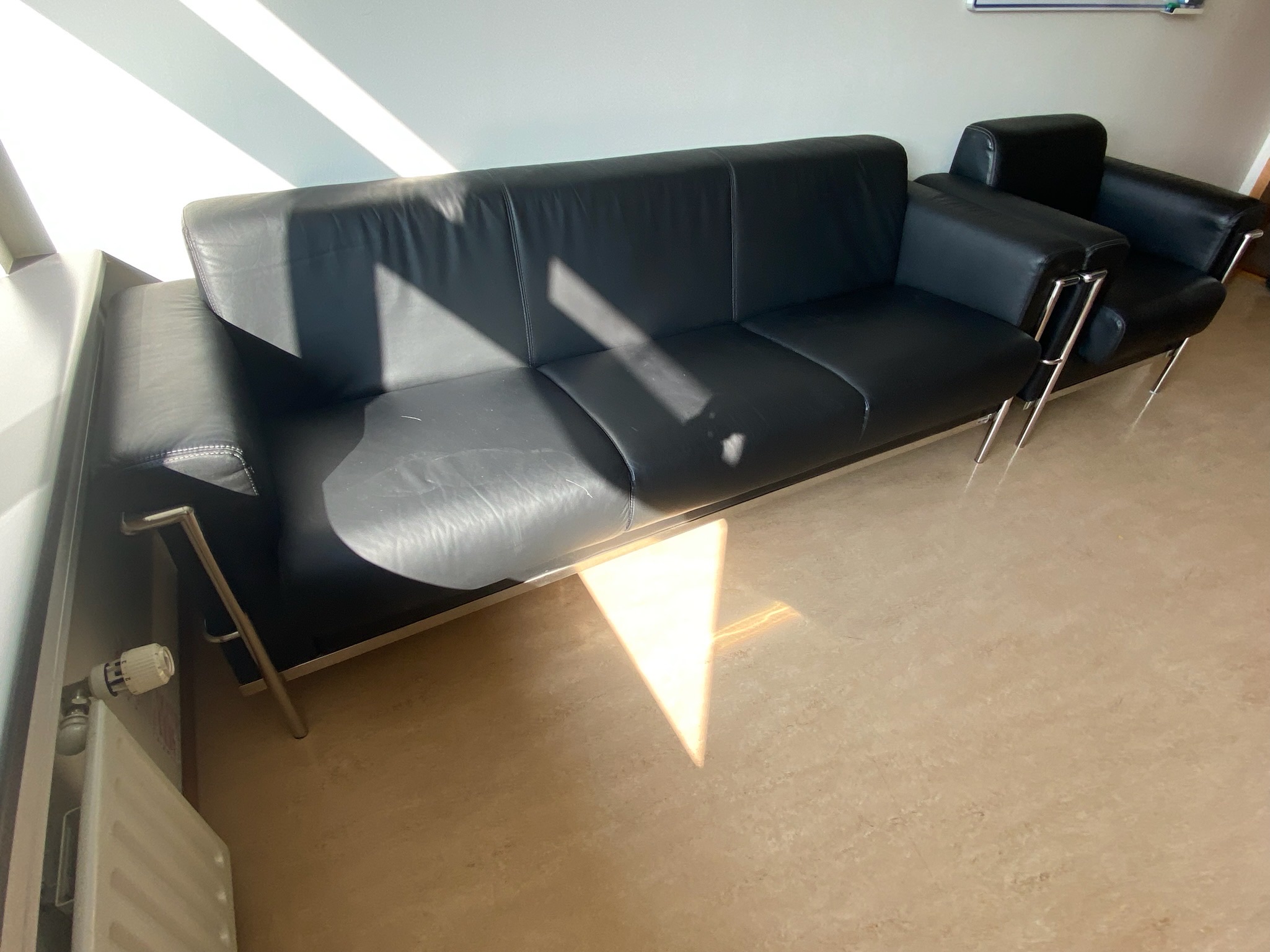 SELT / SOLD Leðurstólar - B90 x D65 sm. - Alþingi 5