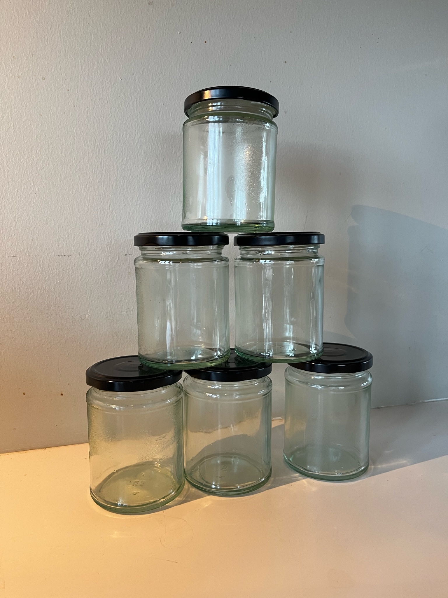 SELT / SOLD - Krukkur með svörtu loki - 300 ml.