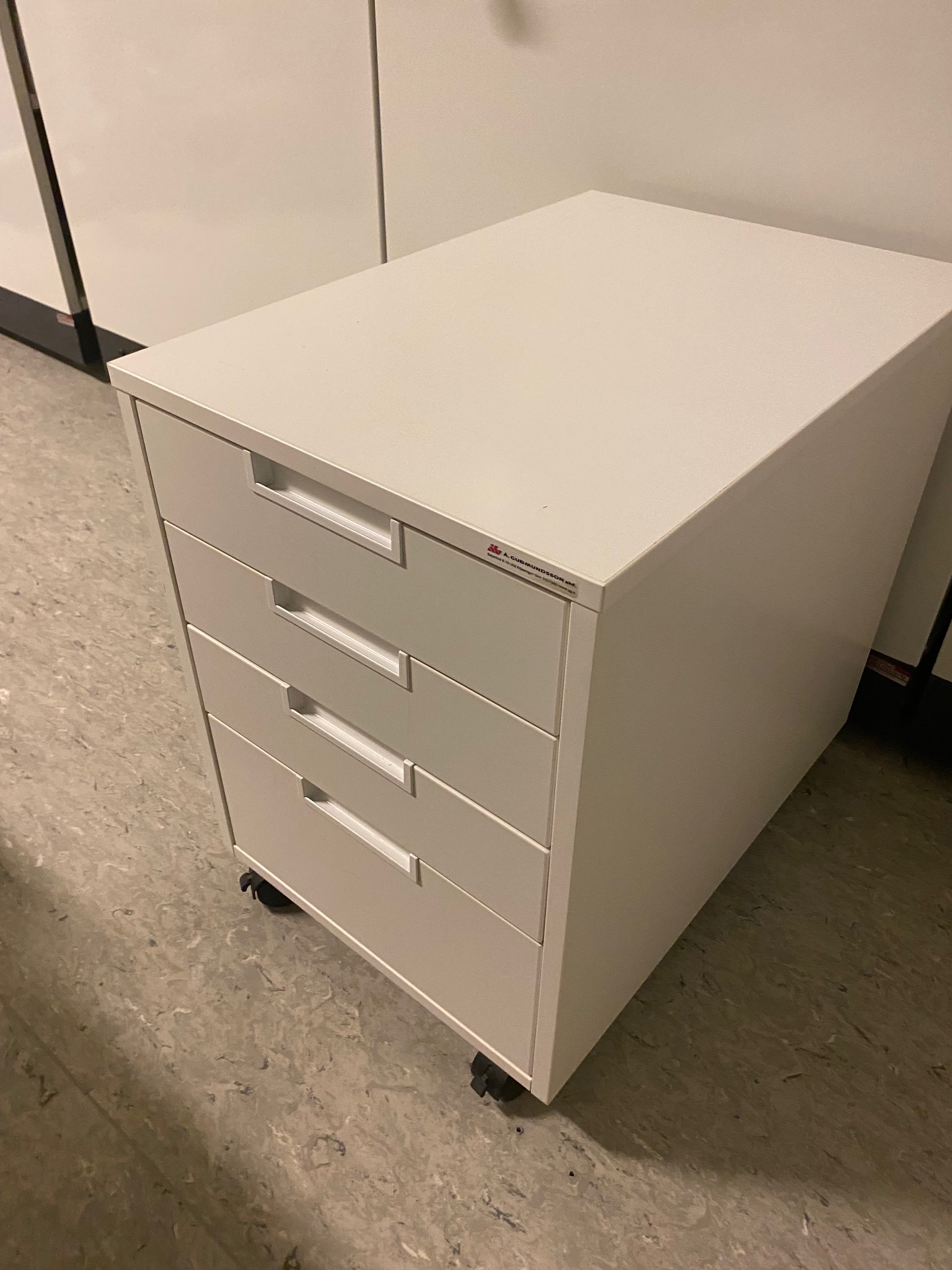 SELT / SOLD - Vandaður skrifstofukálfur frá Á. Guðmundsson (2 stk.)
