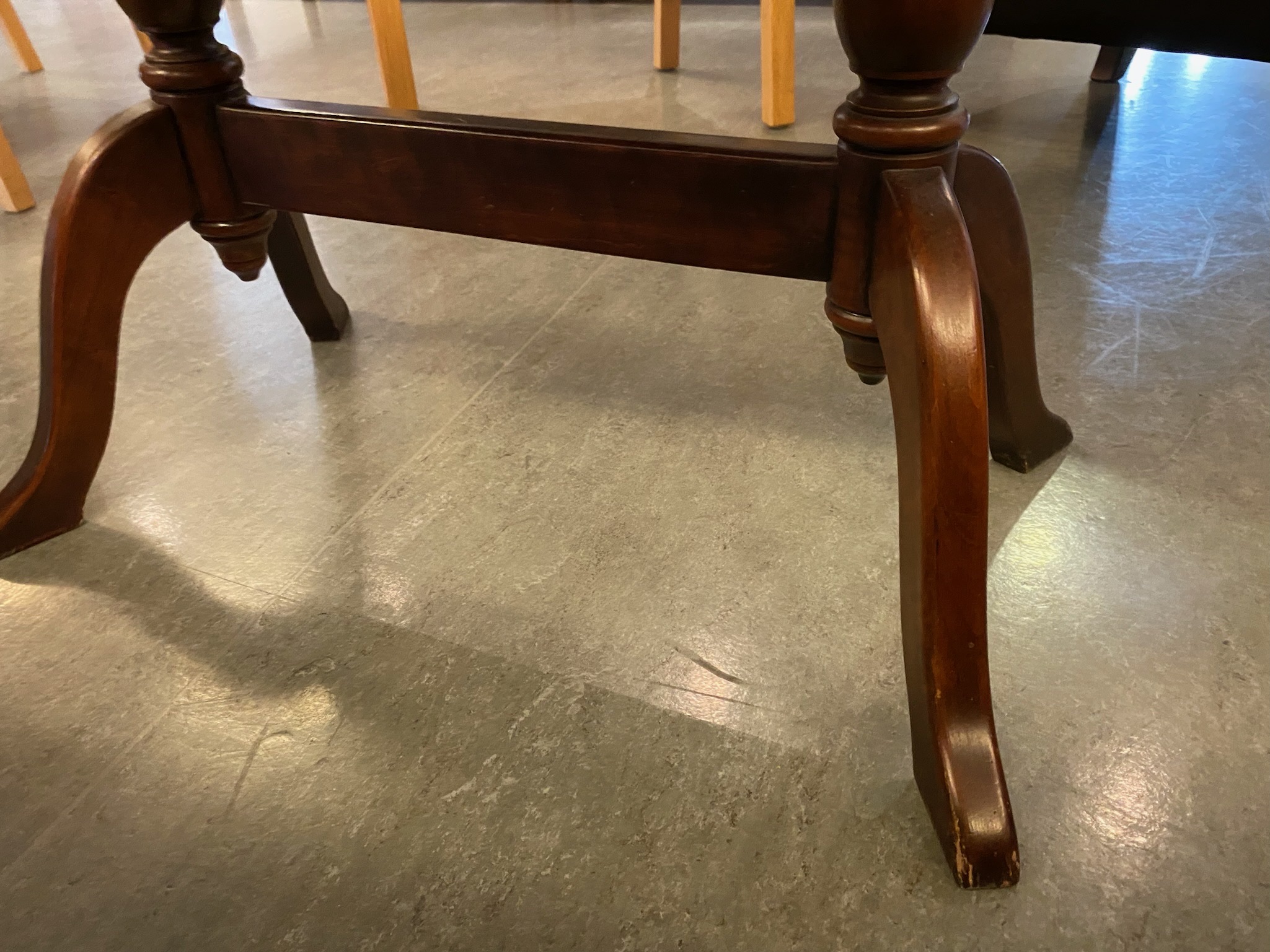 SELT / SOLD Gullfallegt stofuborð B90 x D60 x H60 sm. - Alþingi 5