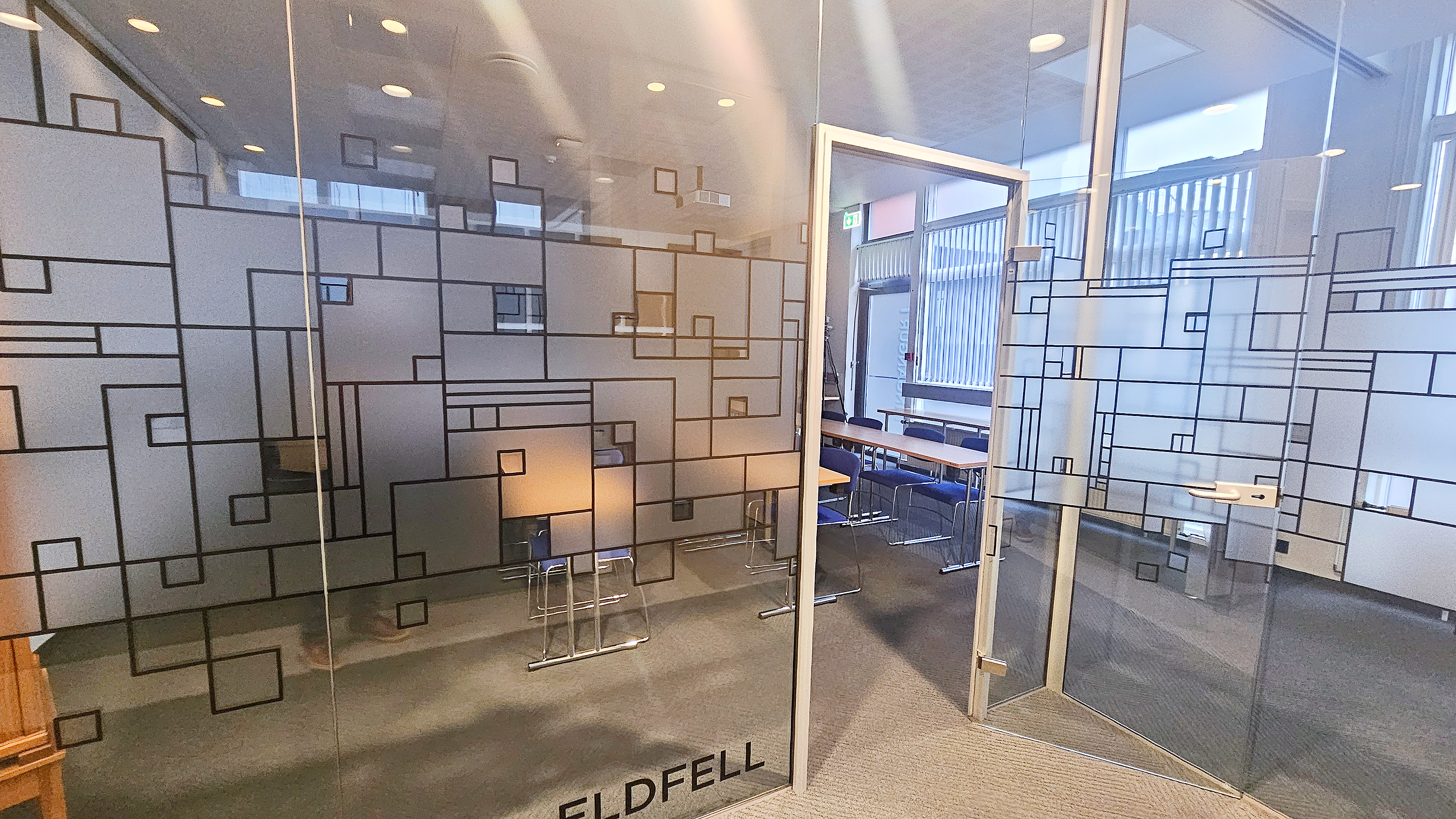 SELT / SOLD Glerveggir og 1 glerhurð, 312 sm hæð, um 8 lengdarmetrar