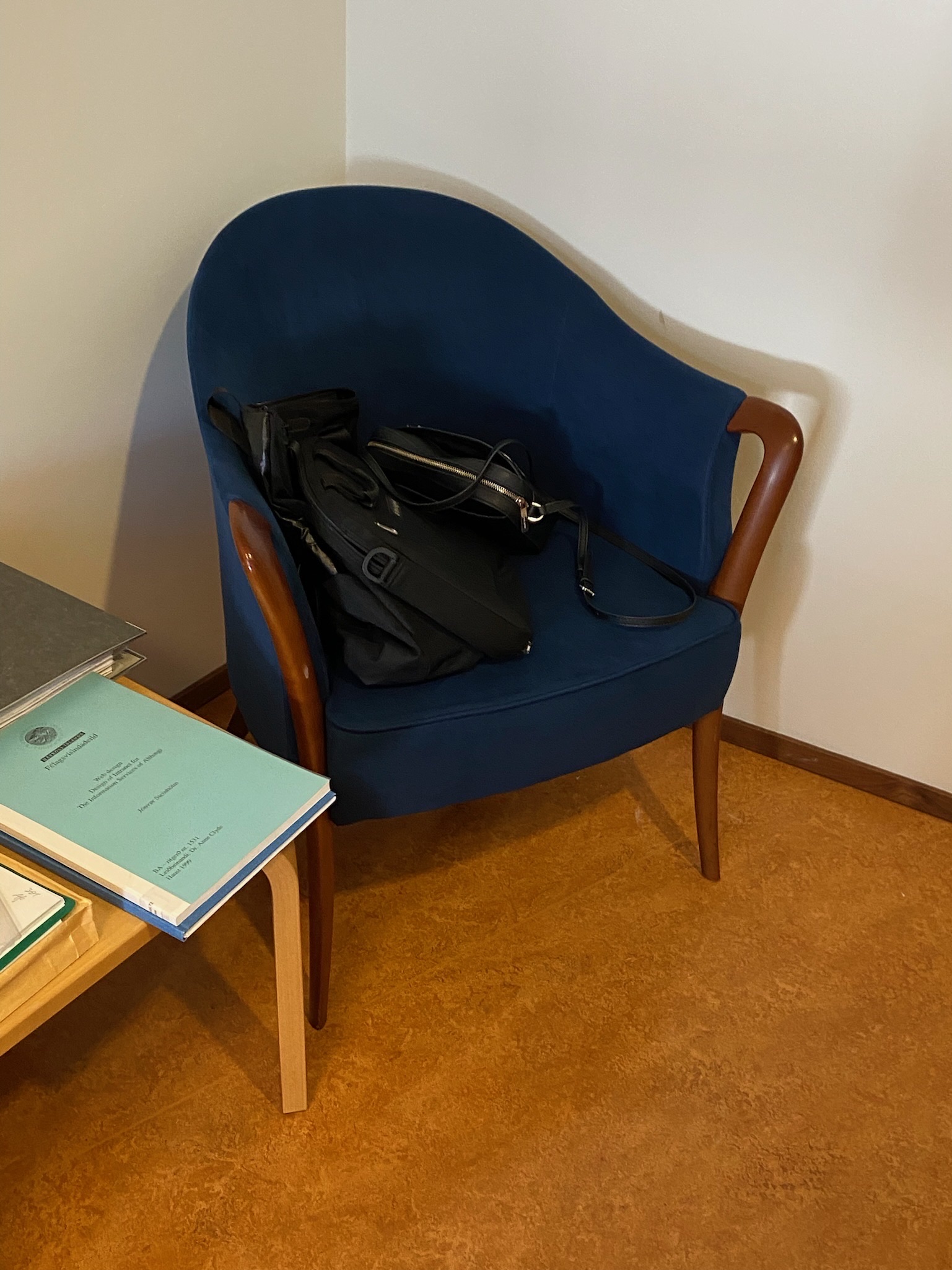 SELT / SOLD - Hægindastóll blár - nokkrir stólar til - Alþingi 6