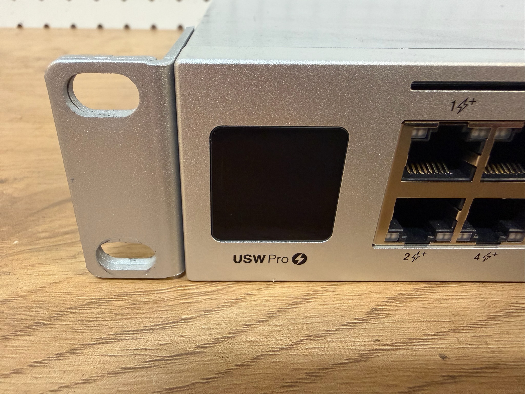 UniFi Pro PoE 48 porta sviss frá Ofar 6
