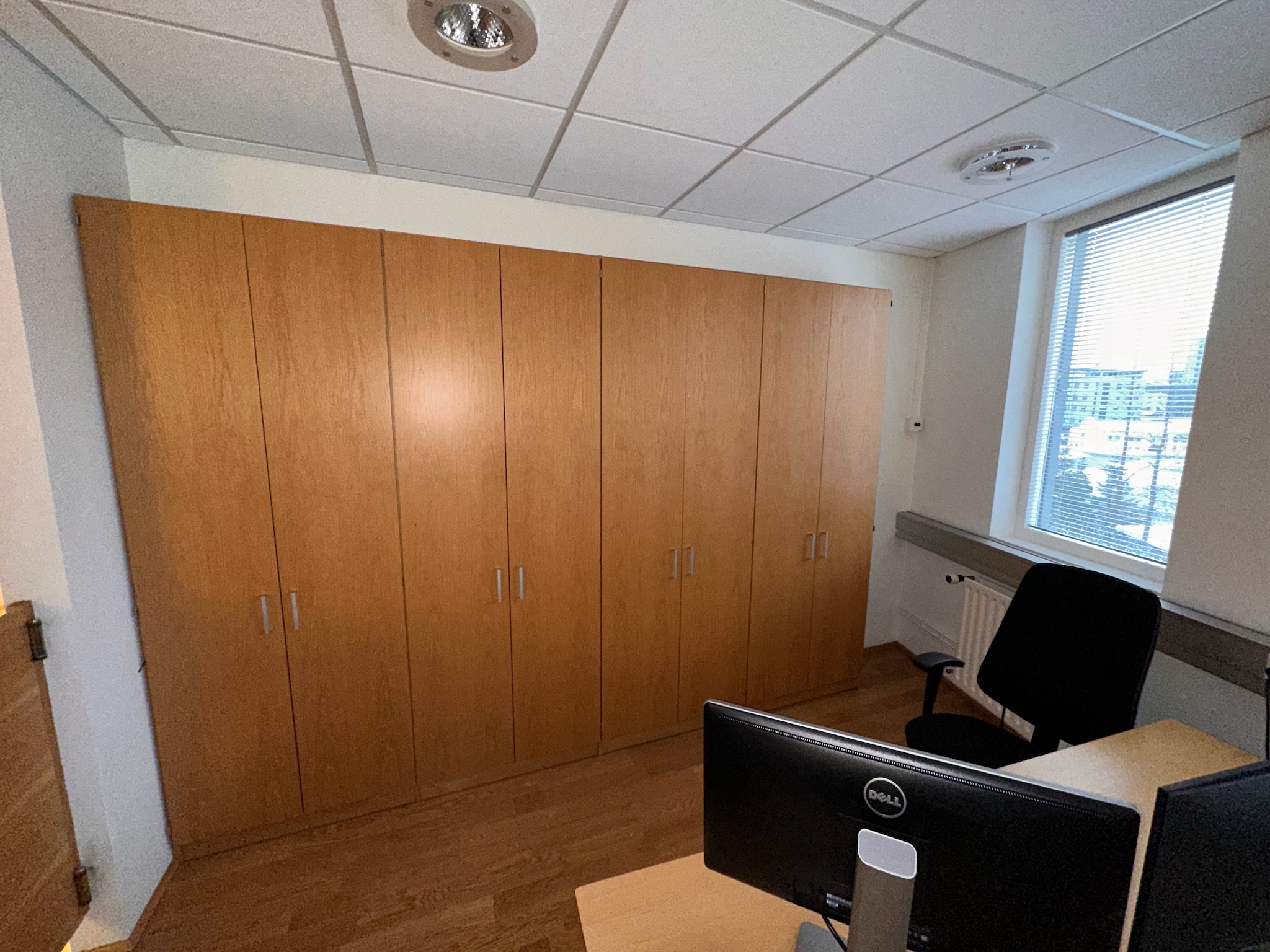 SELT / SOLD Eikar skápainnrétting, H222 x B320 sm.