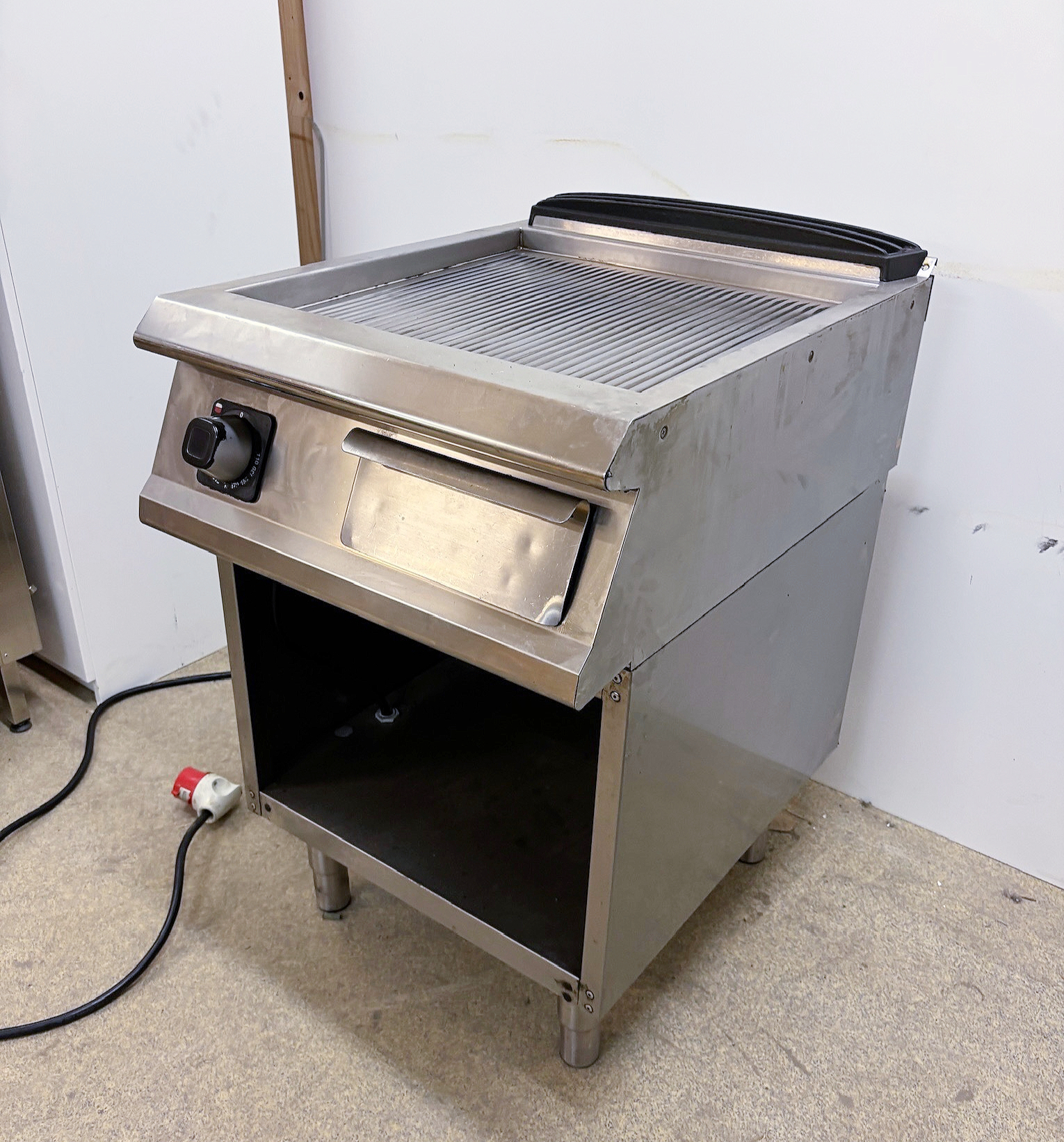 SELT / SOLD Grillvapor Olis grillpanna og undirborðB60 x D73 x H91 sm.