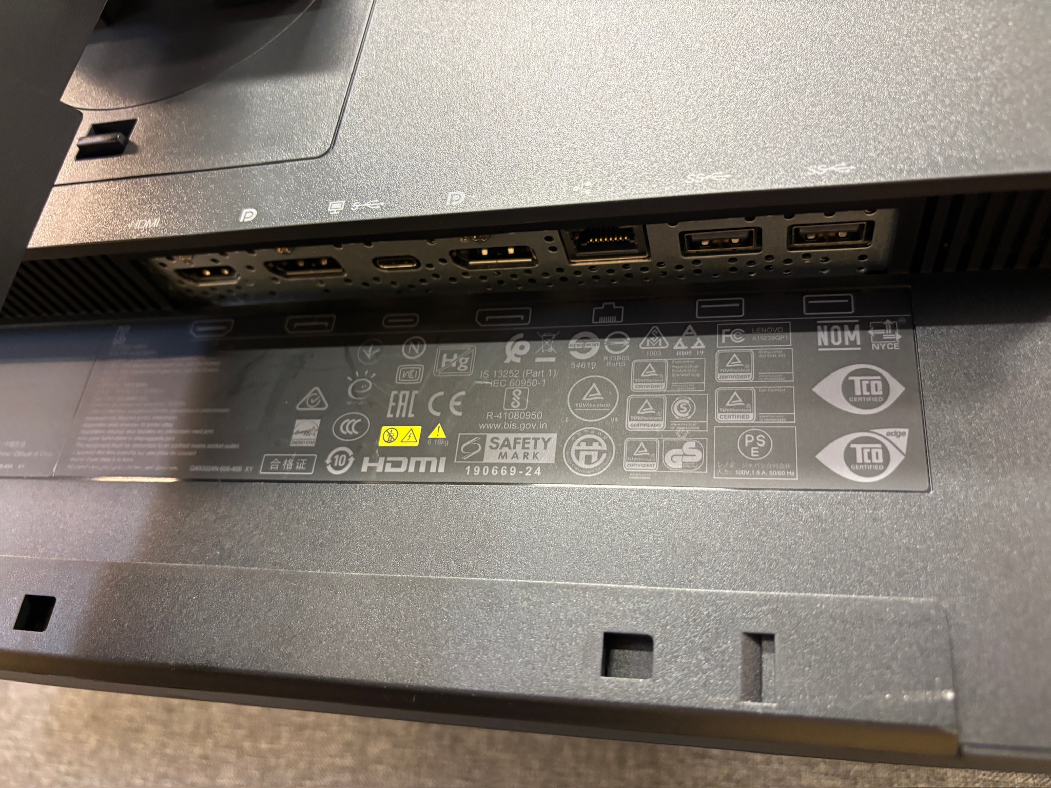 SELT / SOLD Lenovo USB-C tölvuskjár - 24'', 2560 x 1440p (1 stk.) 9