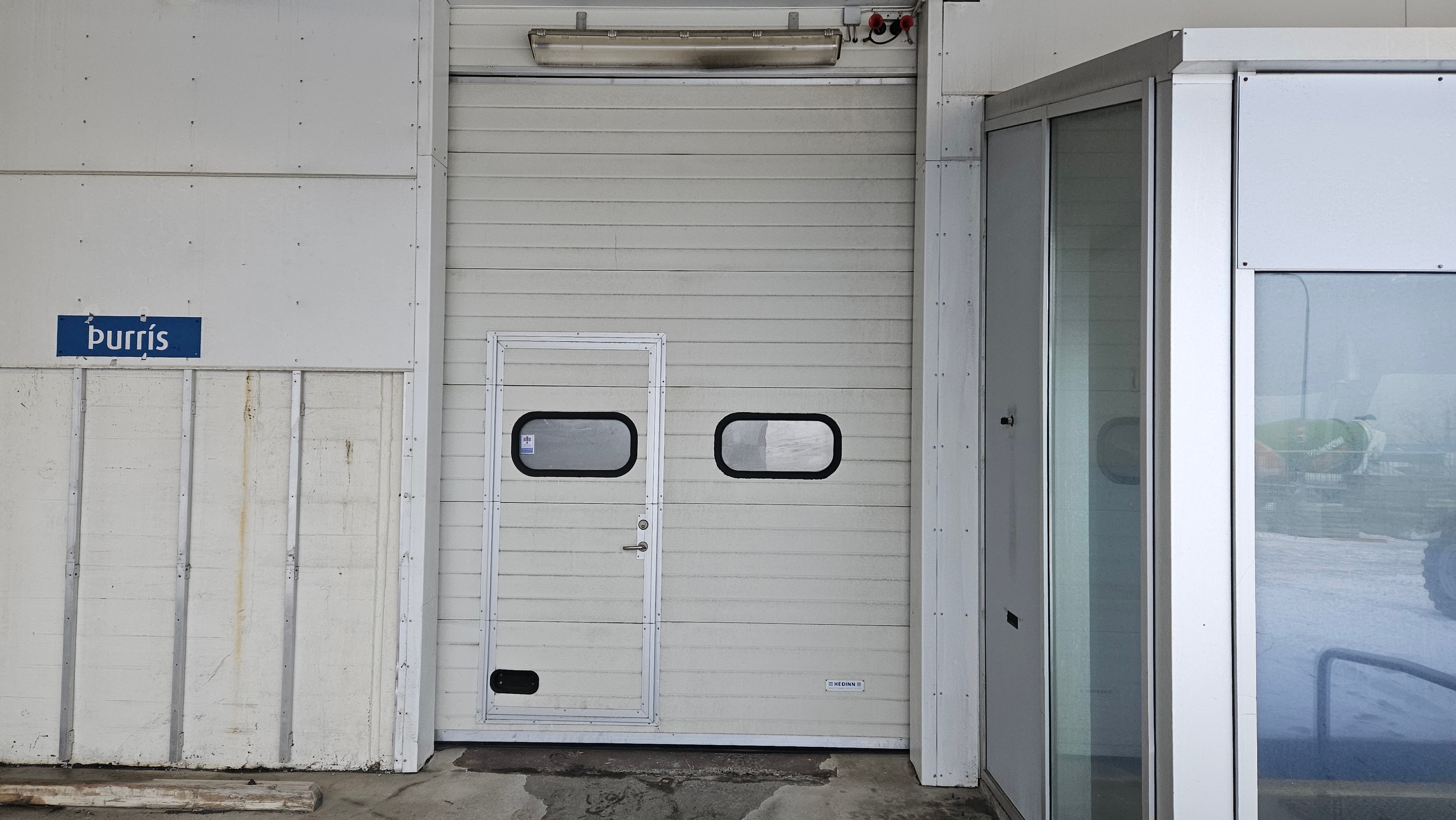 SELT / SOLD - Héðins iðnaðarhurð með hurð, H350 x B260 sm.