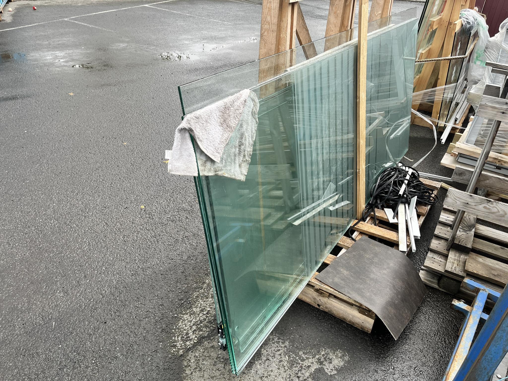 SELT / SOLD Hert gler - svalagler - öryggisgler - skrifstofugler