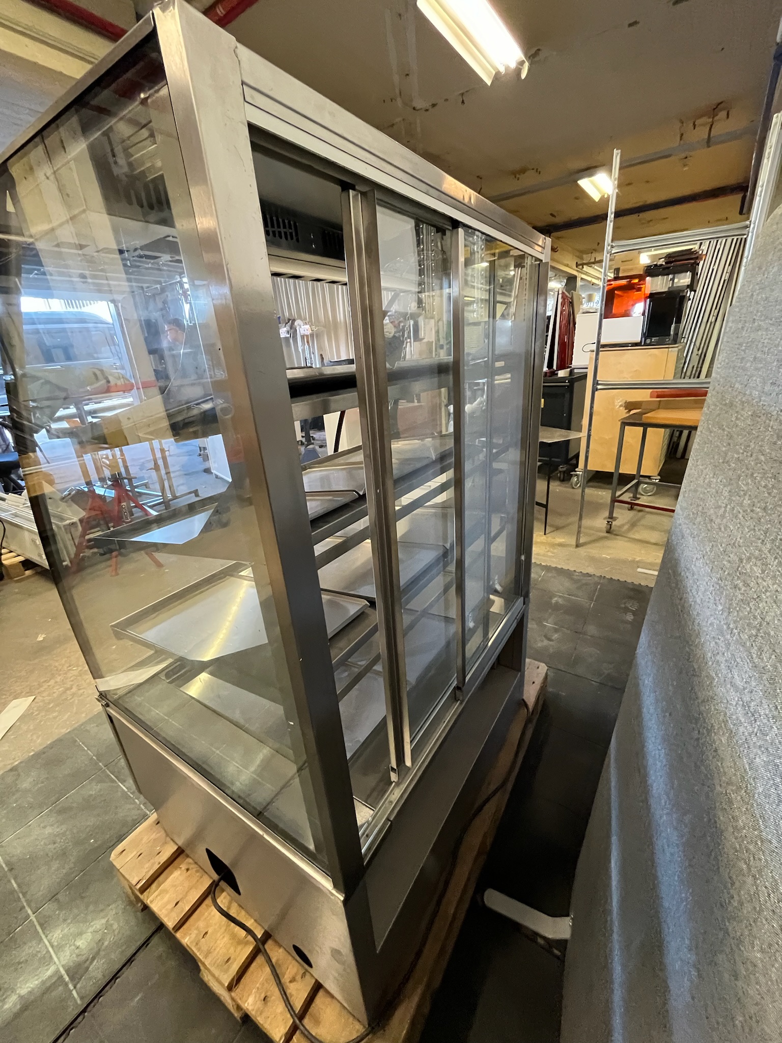 SELT / SOLD Norpe hitaskápur, B90 x D75 x H135 sm. 5