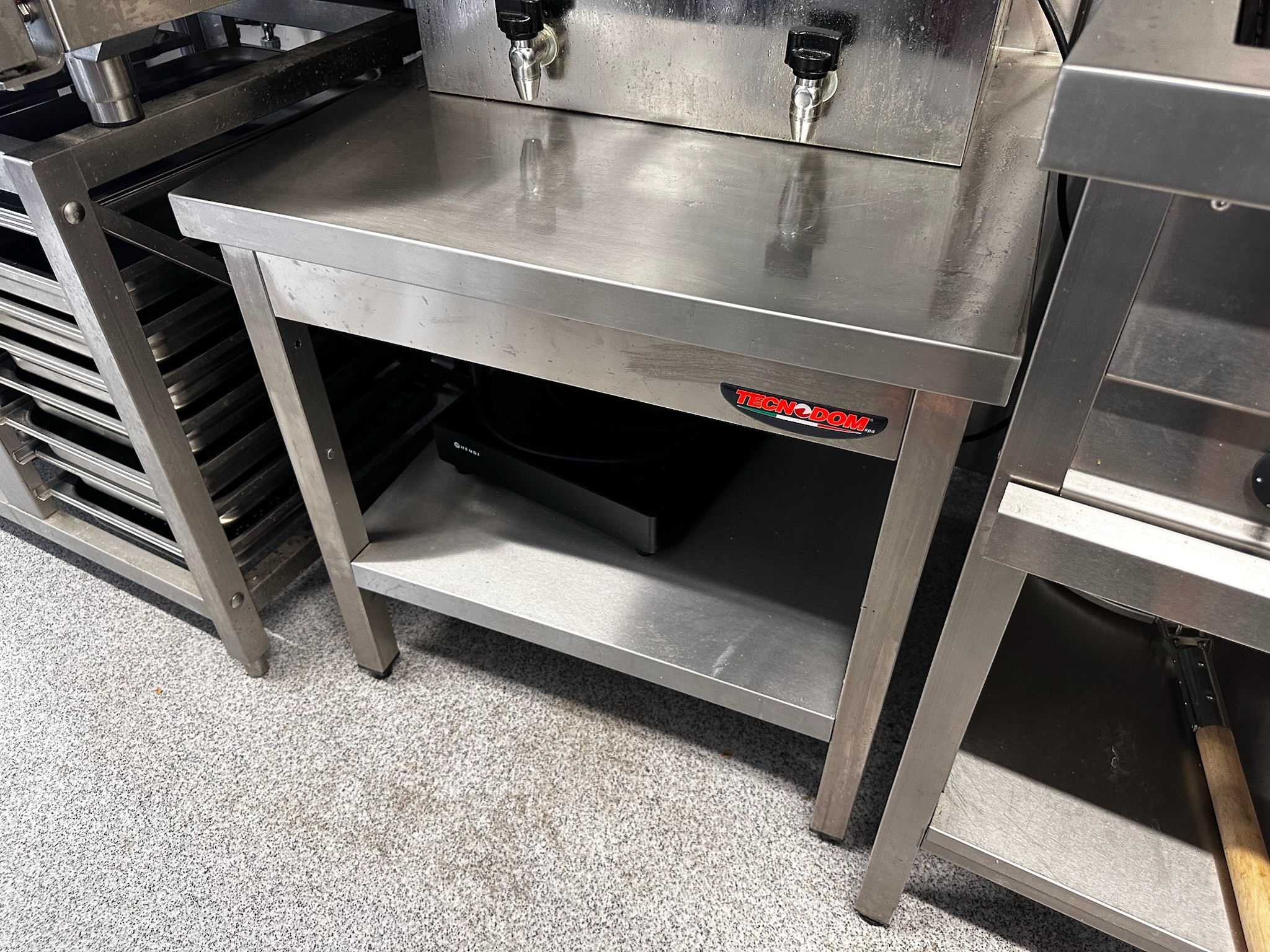 SELT / SOLD Tecnodom ryðfrítt stálborð, L70 x B70 x H70 sm.