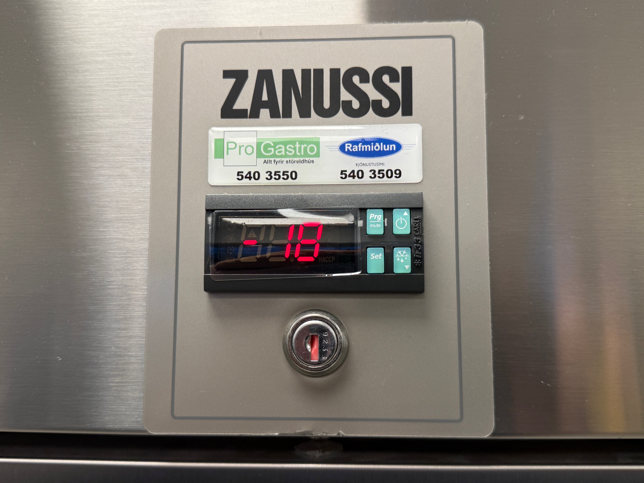 SELT / SOLD Zanussi kæliskápur – 670 L (2018) H206 x D83 x B71 sm. 4