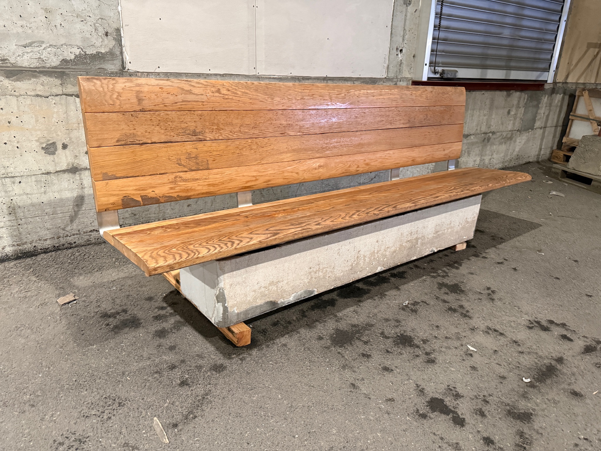 SELT / SOLD Sérsmíðaður bekkur, B250xD58sm.