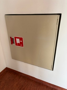 SELT / SOLD Noha brunaslanga í lokuðum kassa, 25m 11