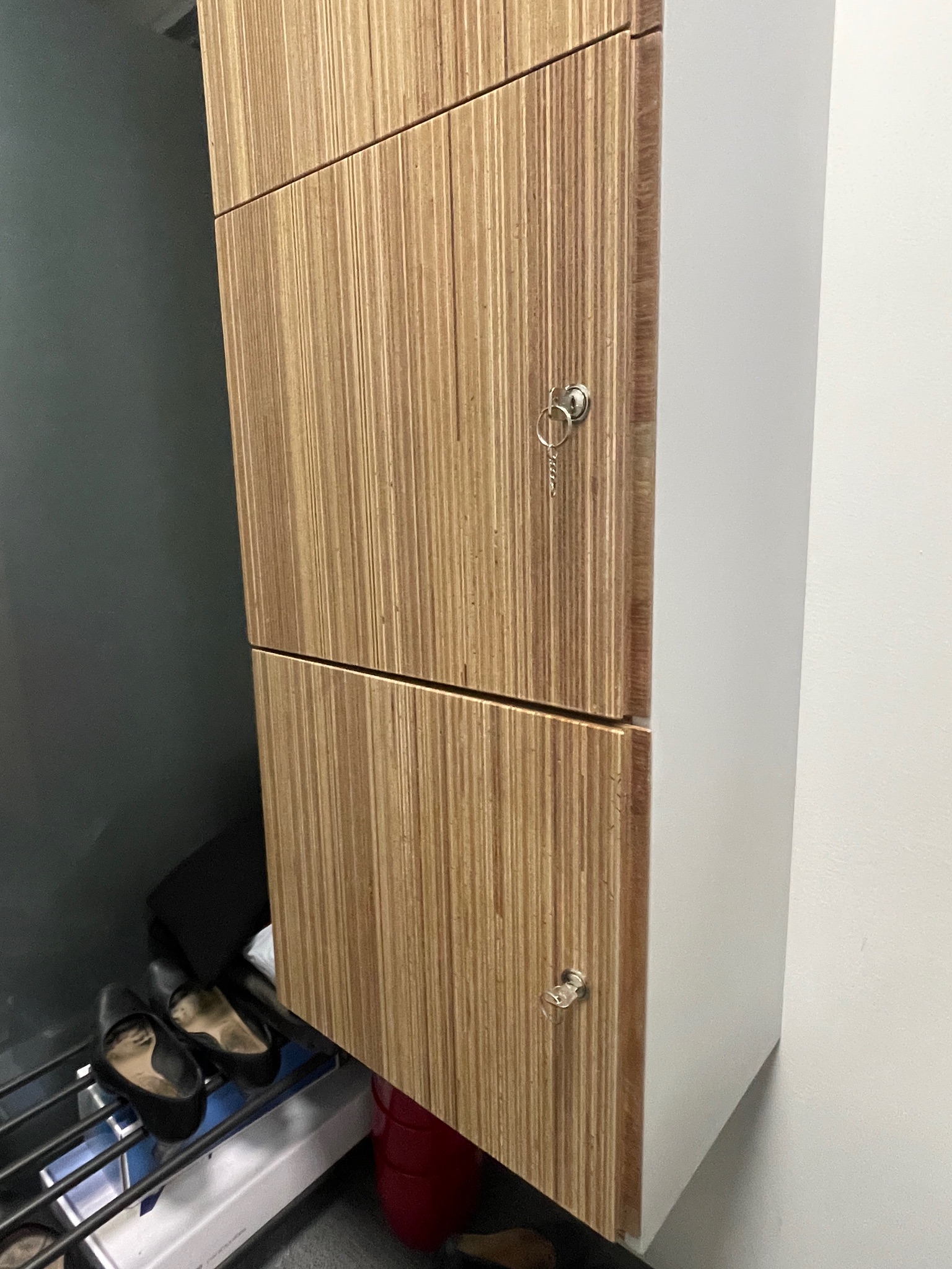 SELT / SOLD Munaskápur, 4 læsanleg hólf, sérsmíði H164 B43 D32 sm 2