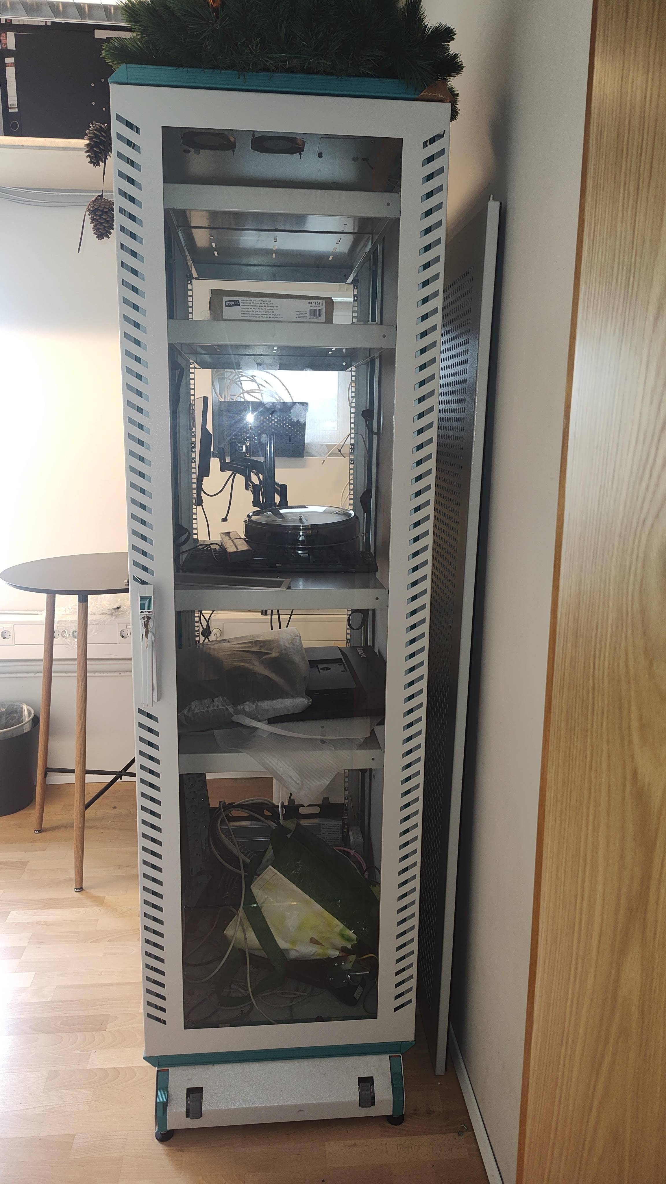 SELT / SOLD Tölvuskápur / serverskápur, H210 x B60 x D80 sm.