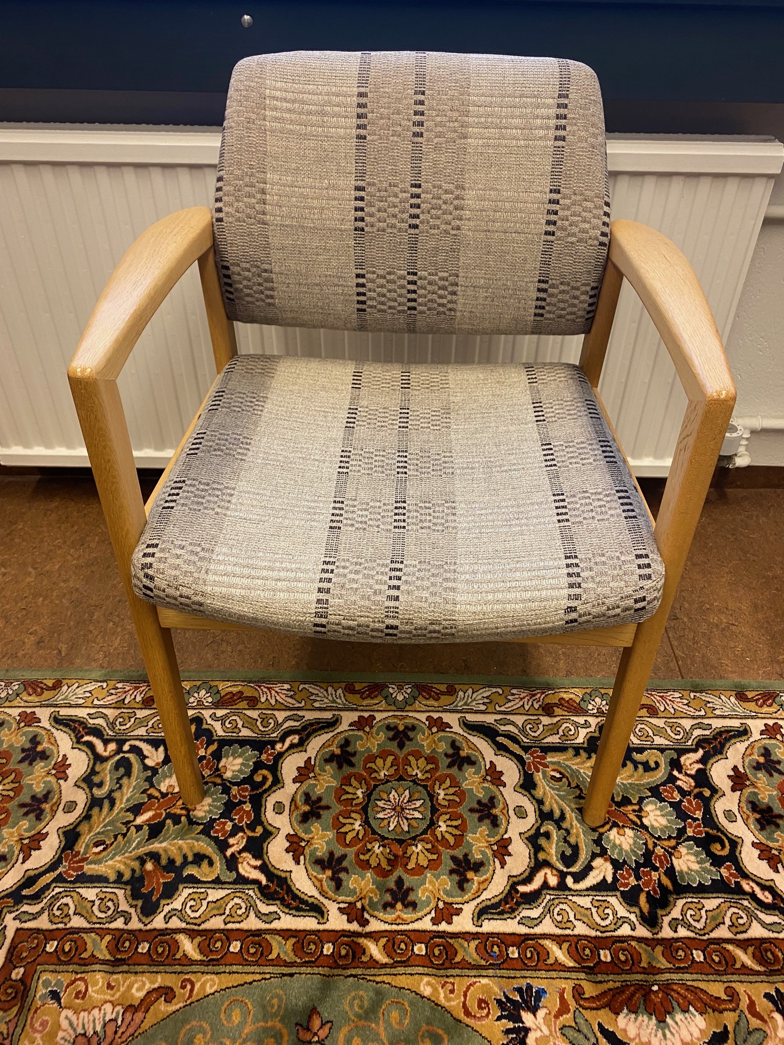 SELT / SOLD Handsmíðaðir viðarstólar með tausetu frá KS húsgögn 3