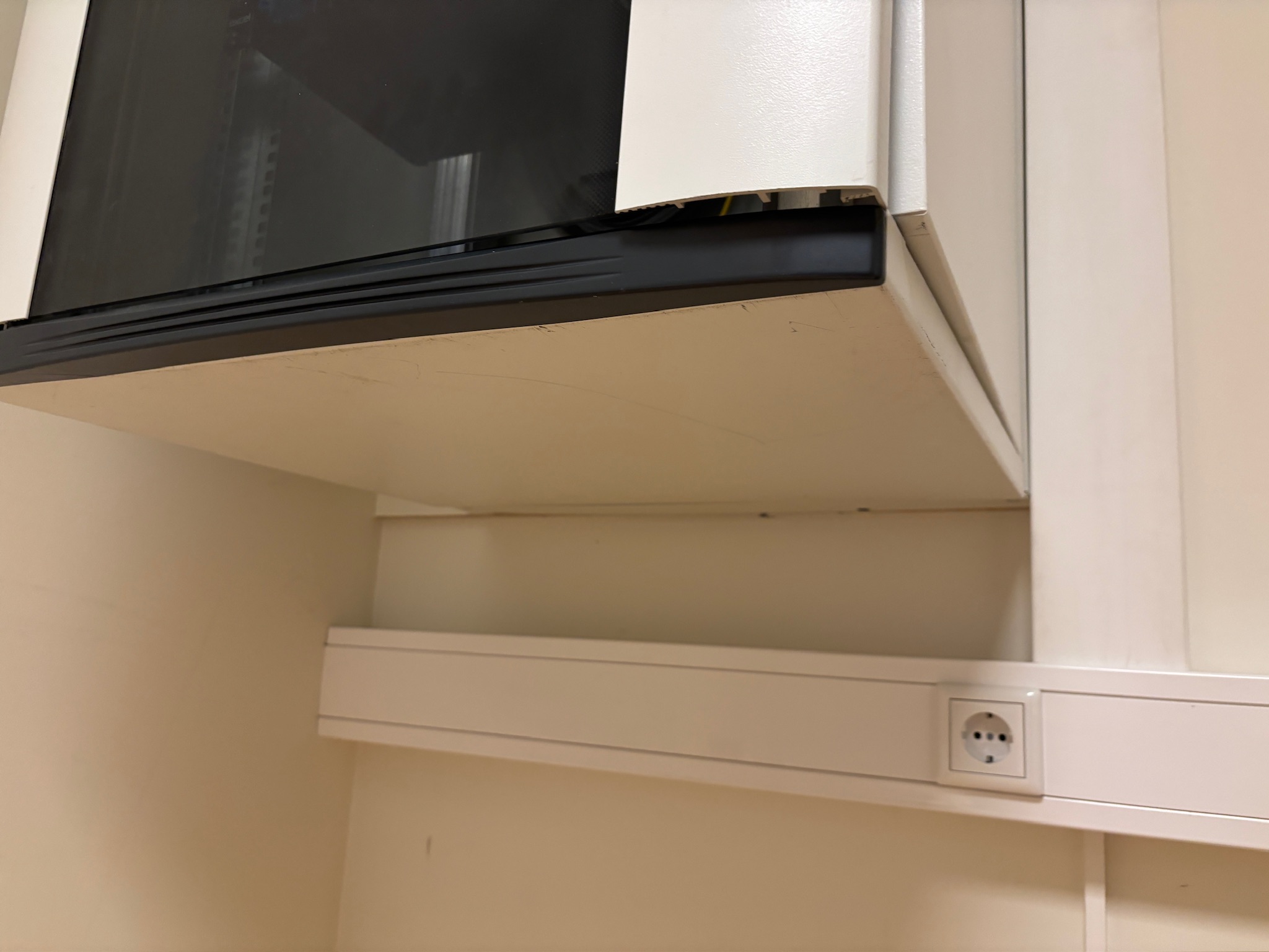 SELT / SOLD Legrand tölvuskápur frá Ískraft, 19'' rekki, 21u 6