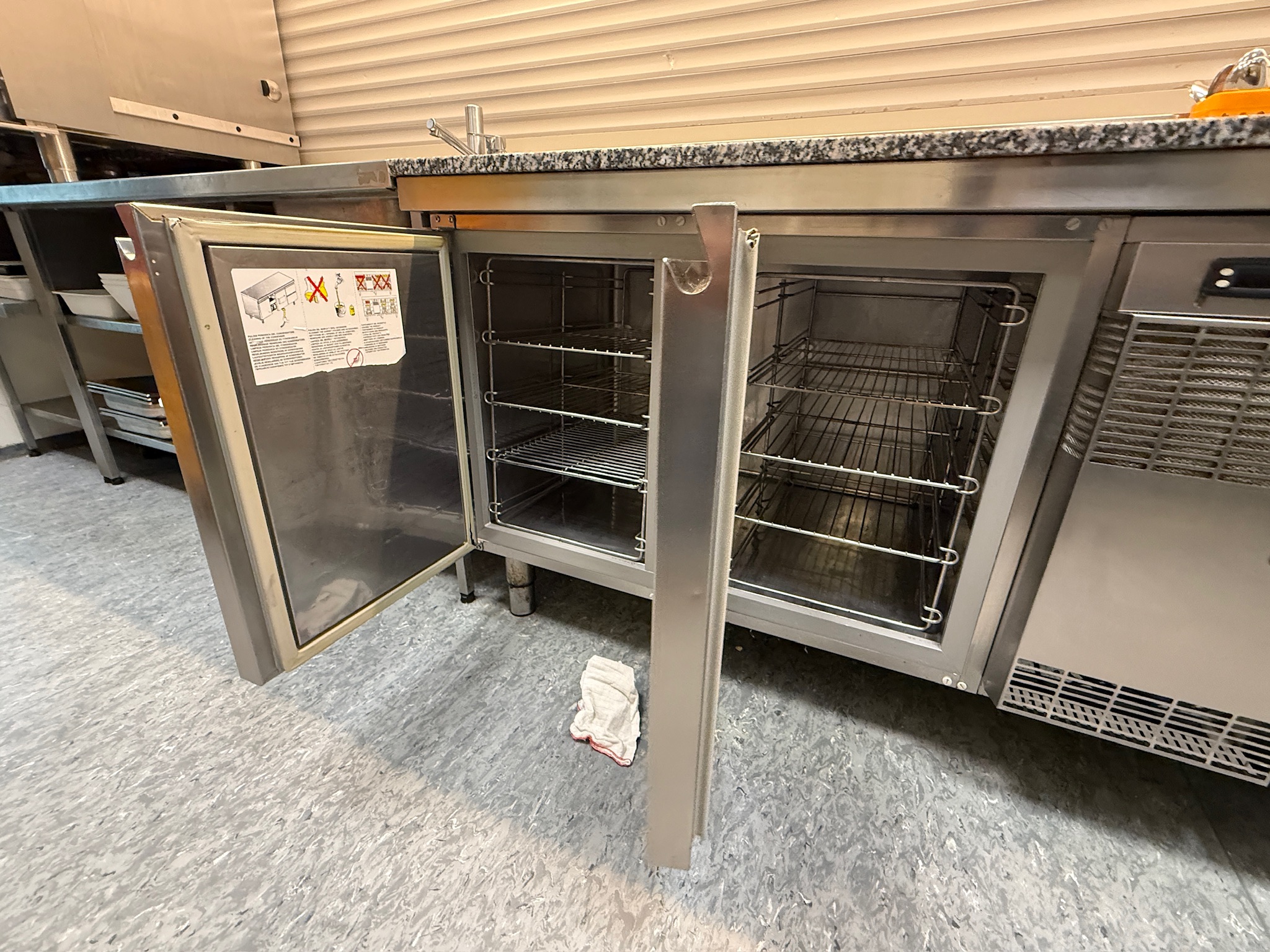 SELT / SOLD Zanussi granít preppborð frá ProGastro, B225sm. 2