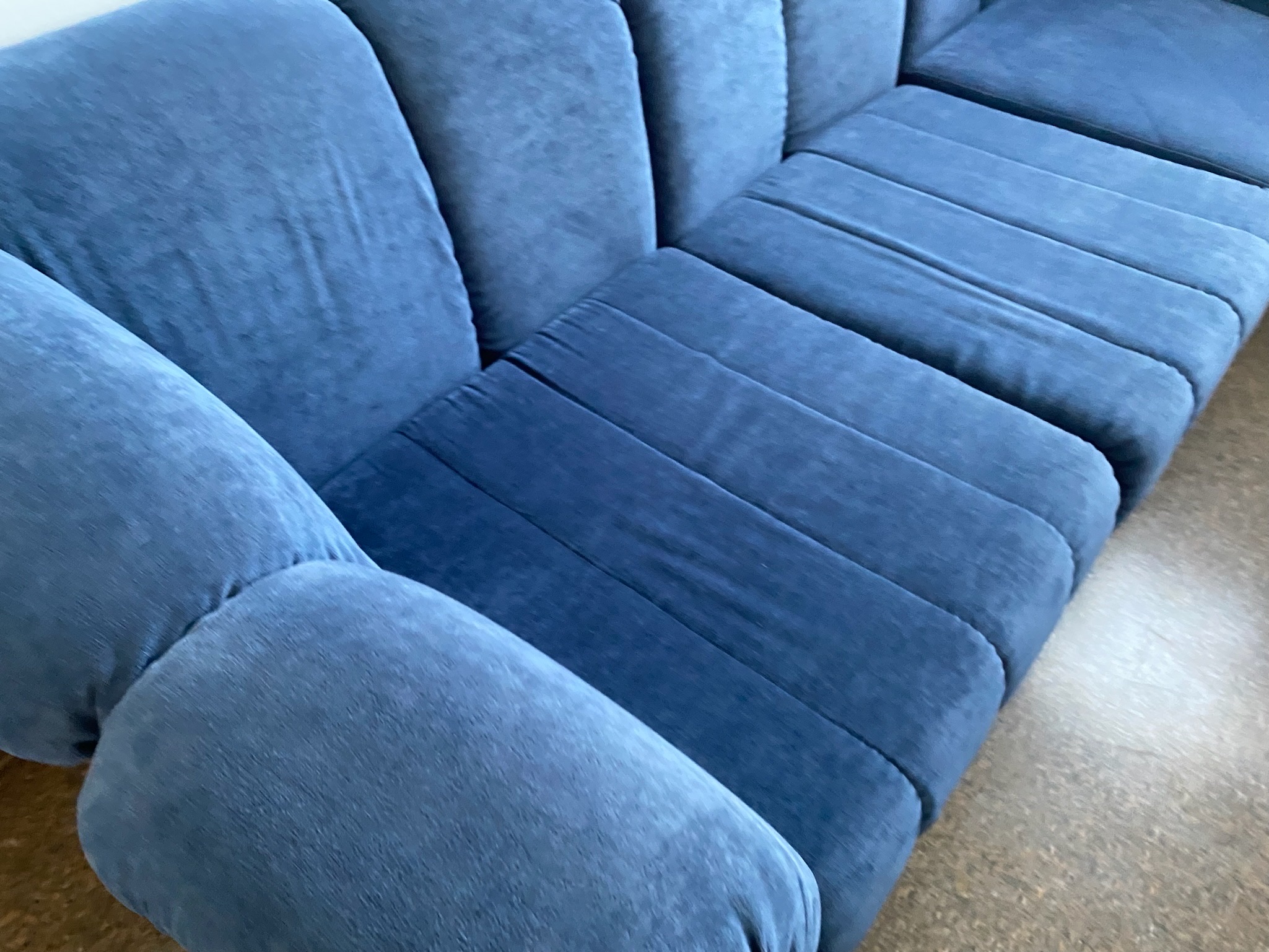 SELT / SOLD Velvet sófi, blár, 3ja sæta - Alþingi 12