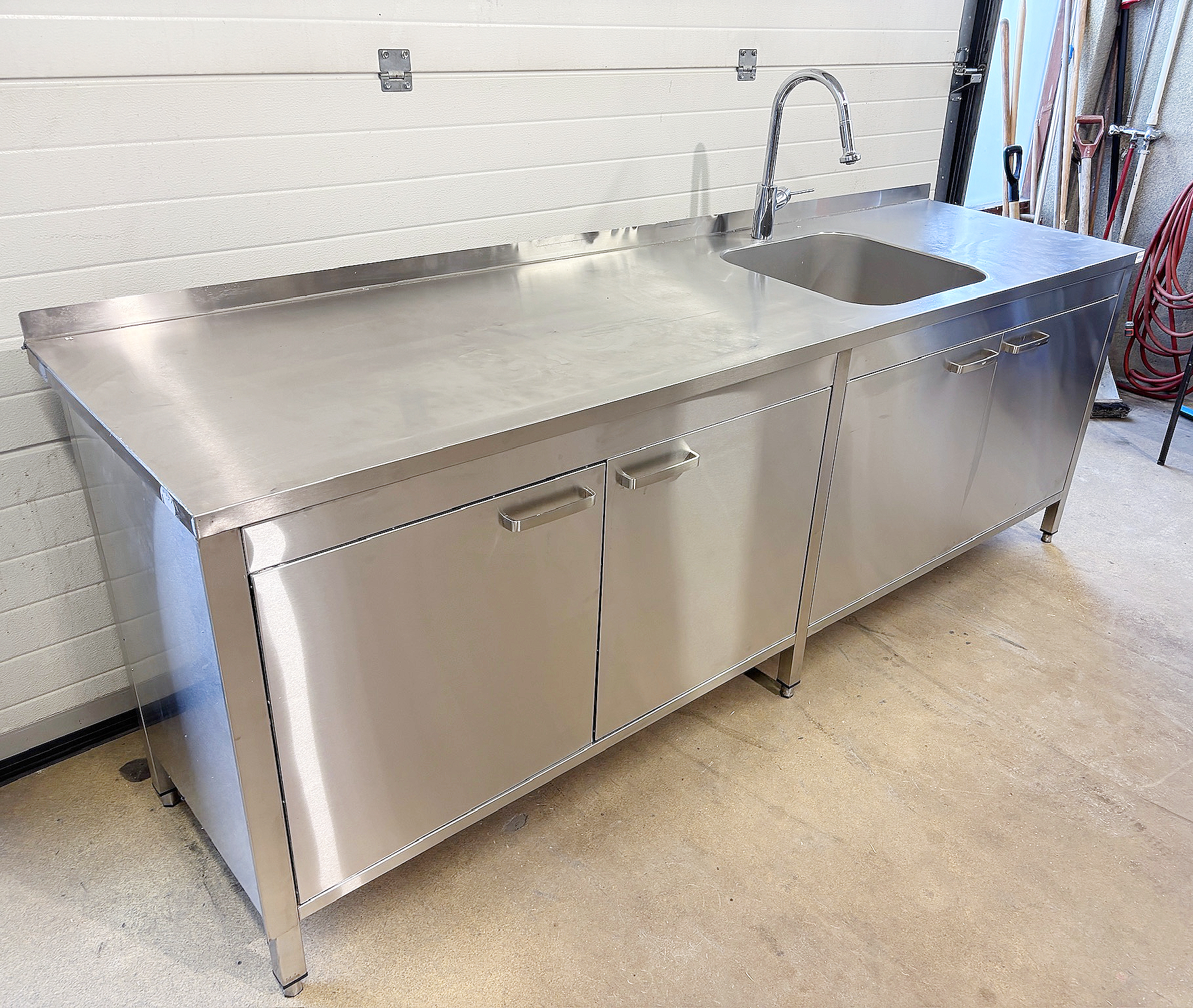 SELT / SOLD Vitrum stálborð m/vaski, blöndunartæki,skáp og kant B250xD70xH92sm.