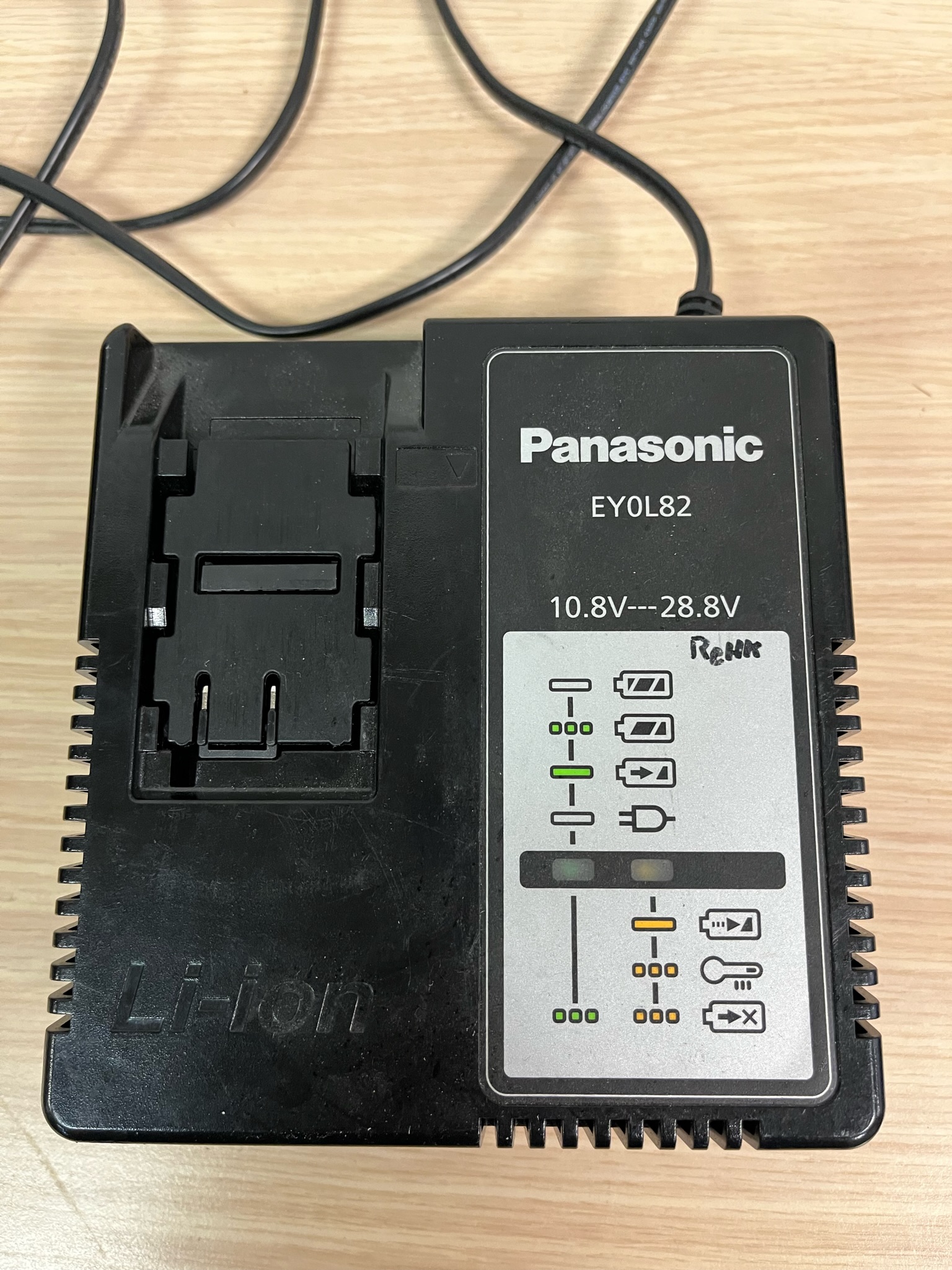 Panasonic EY0L82 14.4V – 28.8V hleðslutæki (9 stk.) 2