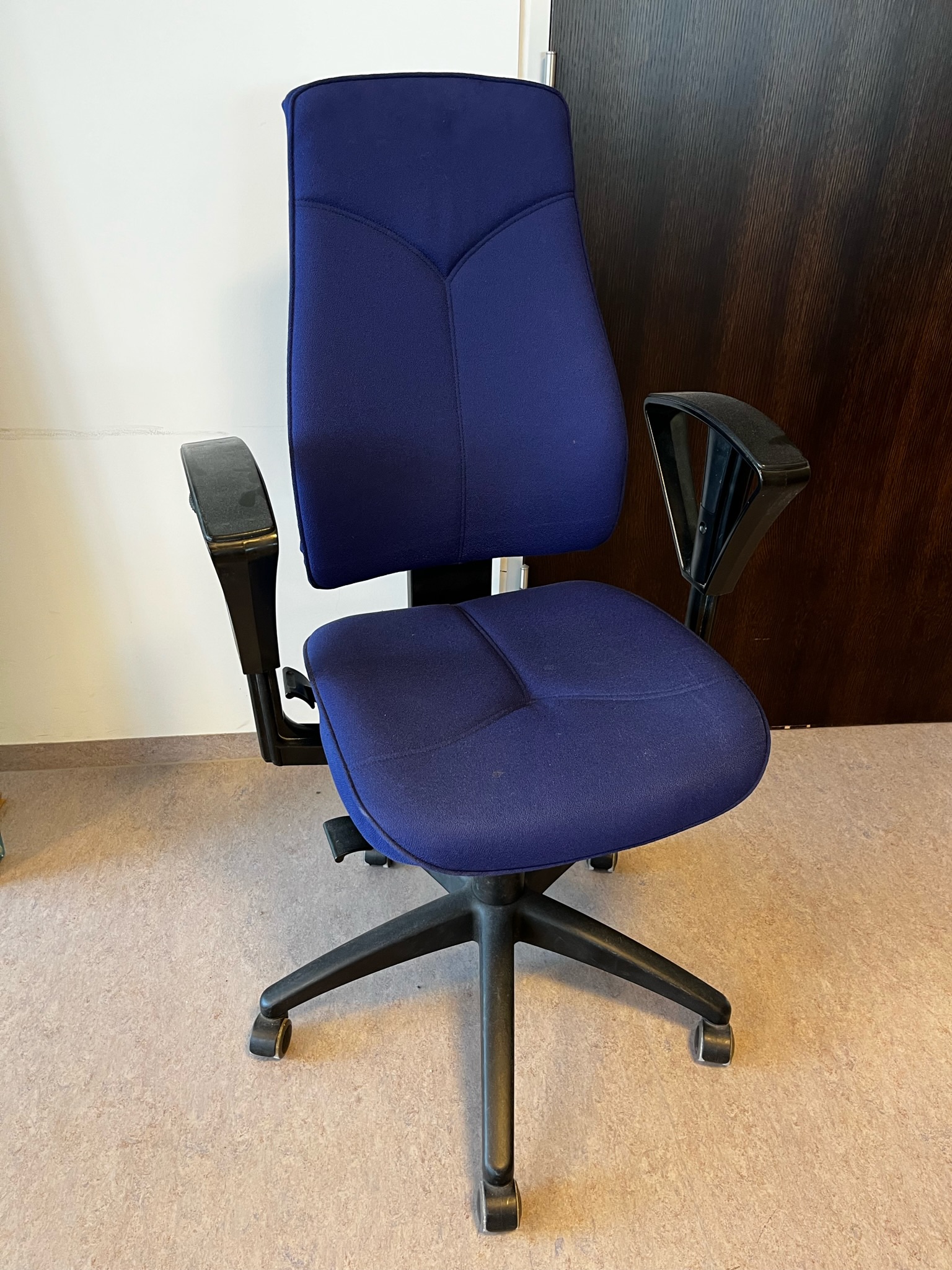 SELT / SOLD Kinnarps skrifstofustólar frá Pennanum - bláir 8