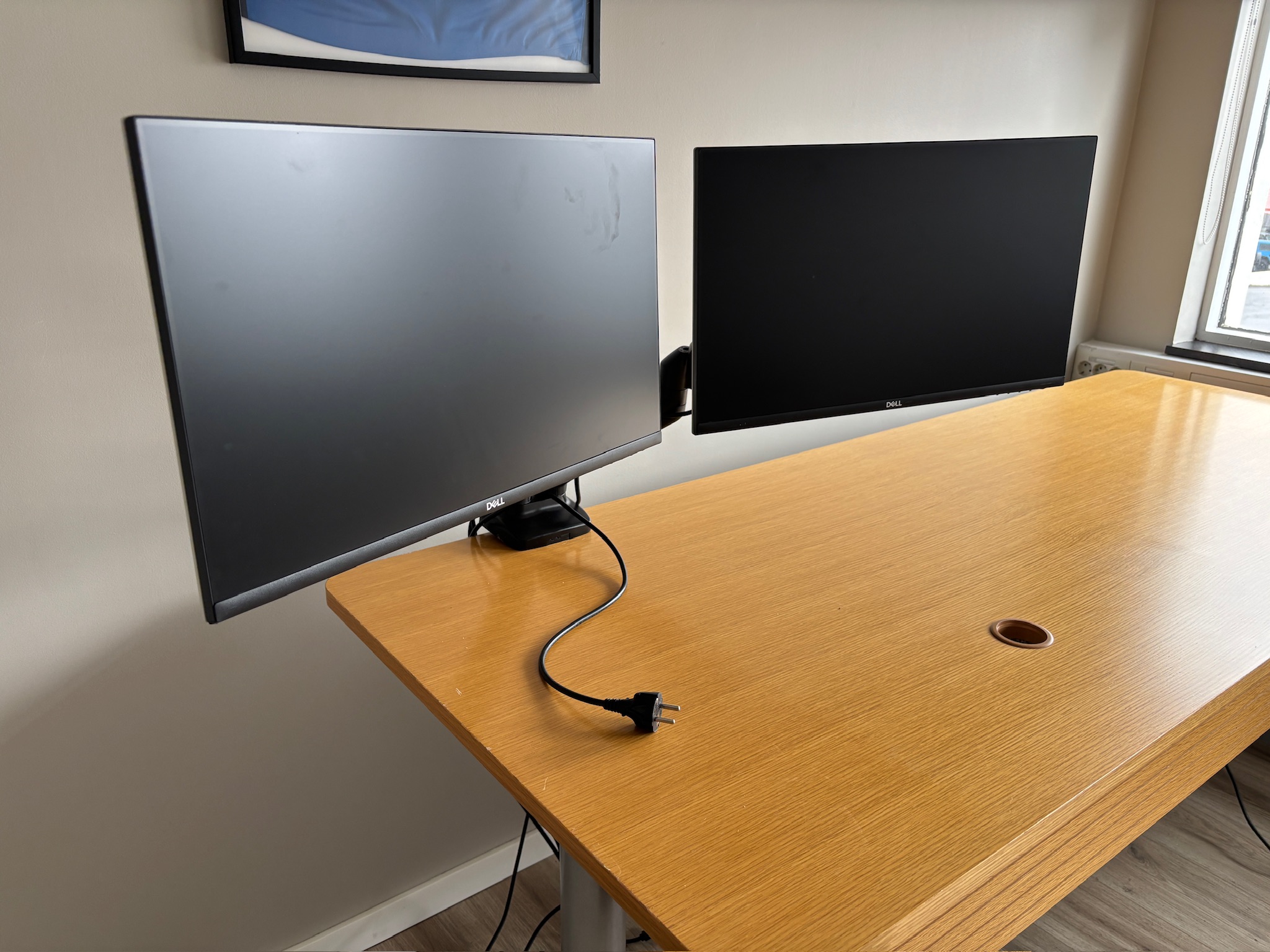 SELT / SOLD Dell tölvuskjáir á armi, 24'' 2