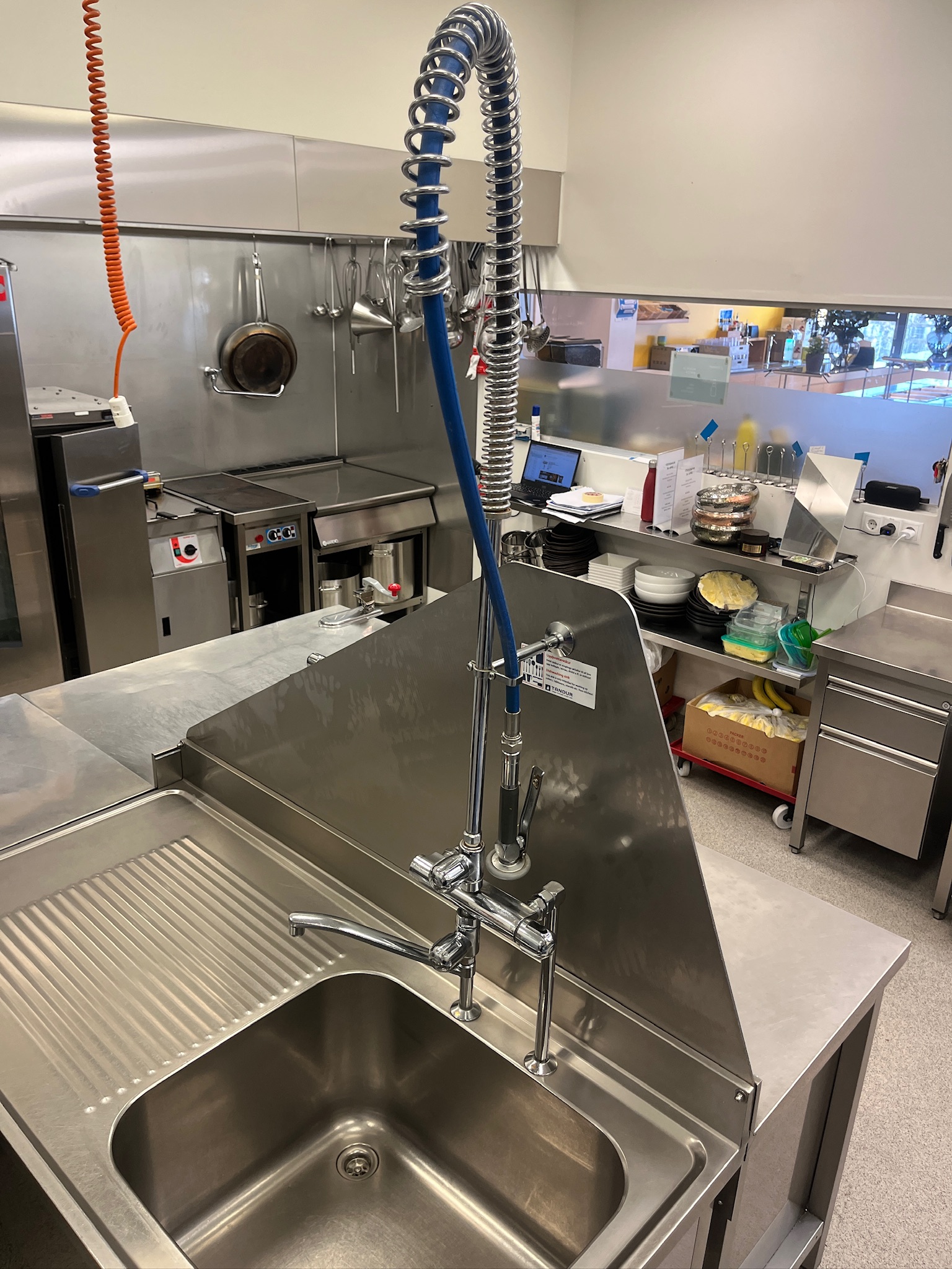 SELT / SOLD - Stálborð með vaski og blöndunartækjum, B140 x D59 x H91 5
