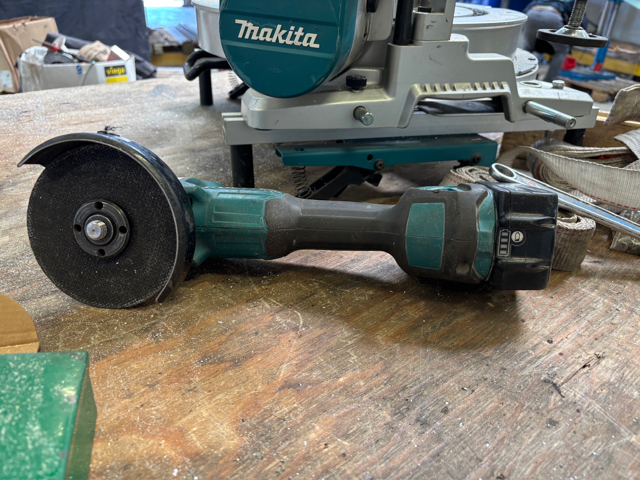 SELT / SOLD Makita bútsög og slípirokkur 7