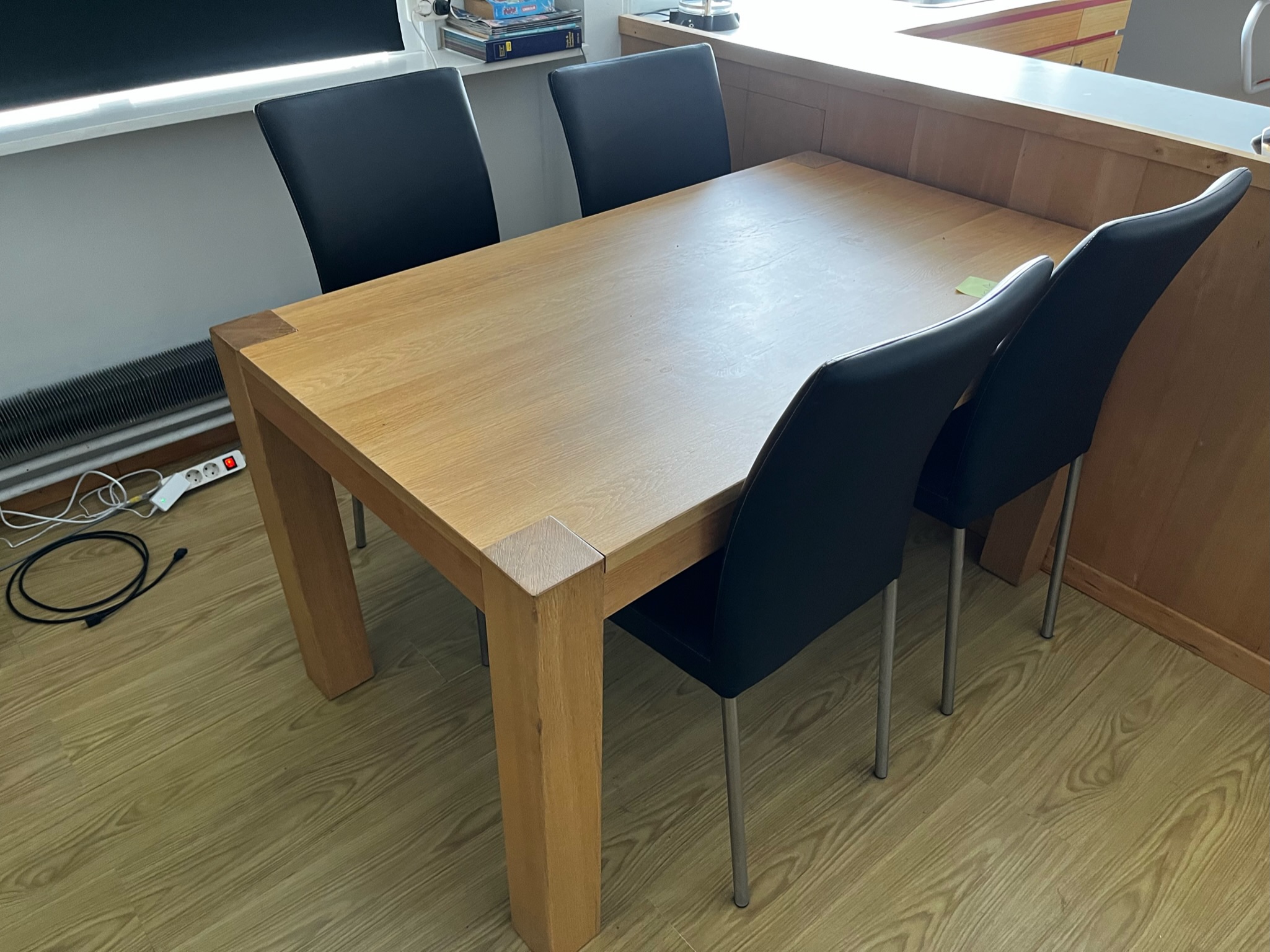 SELT / SOLD - Eldhús/borðstofuborð