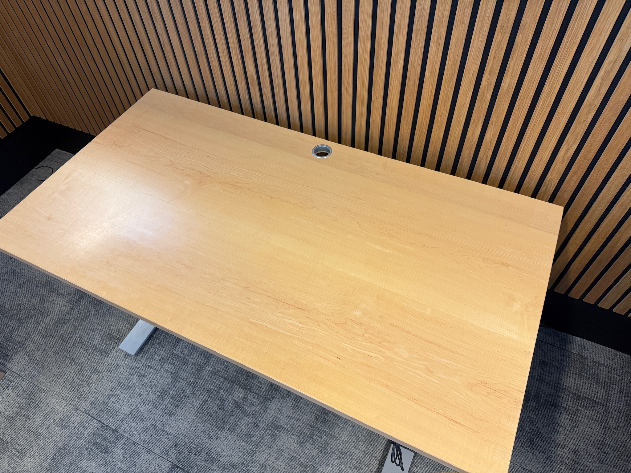 Cube Design rafmagnsborð frá A4 m.kaplarennu og fjöltengi, B150xD80sm. (114 stk) 5