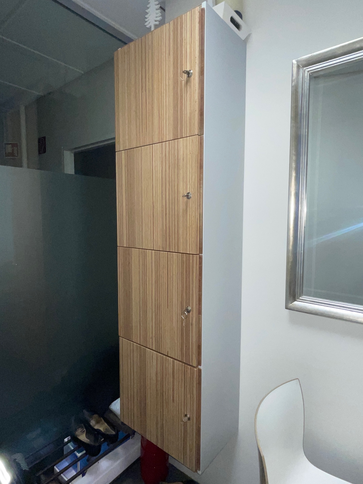 SELT / SOLD Munaskápur, 4 læsanleg hólf, sérsmíði H164 B43 D32 sm