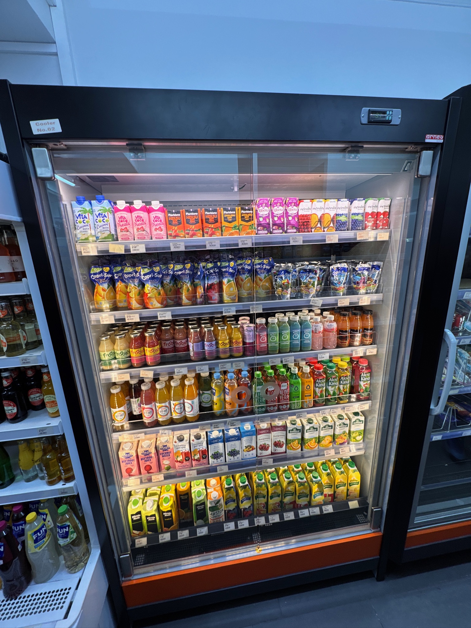 SELT / SOLD Arneg kæliskápur / frystiskápur með glerhurðum