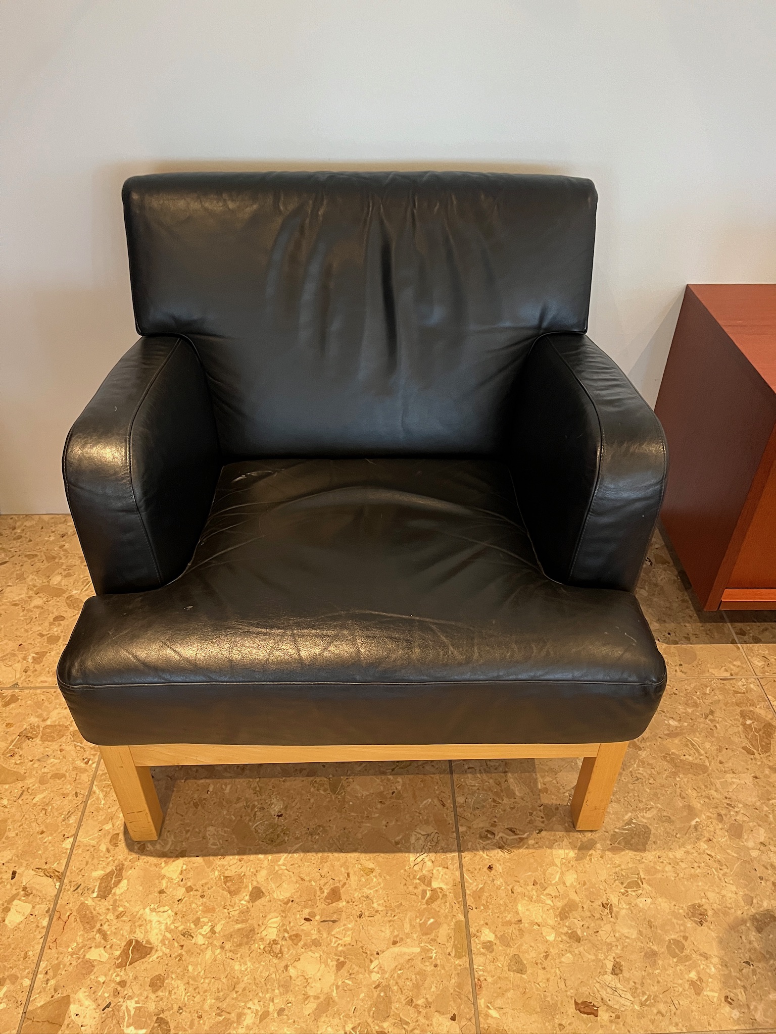 SELT / SOLD Sænskur Kinnarps leðurarmstóll 2