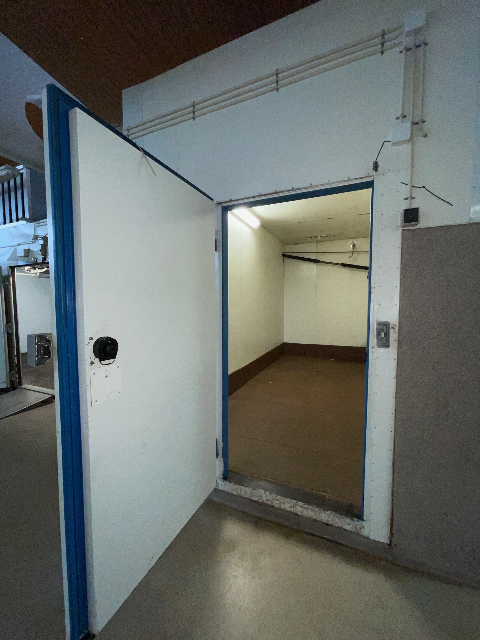SELT / SOLD - Frystiklefi 11 fm - manngengur - B484x D240x H310 3